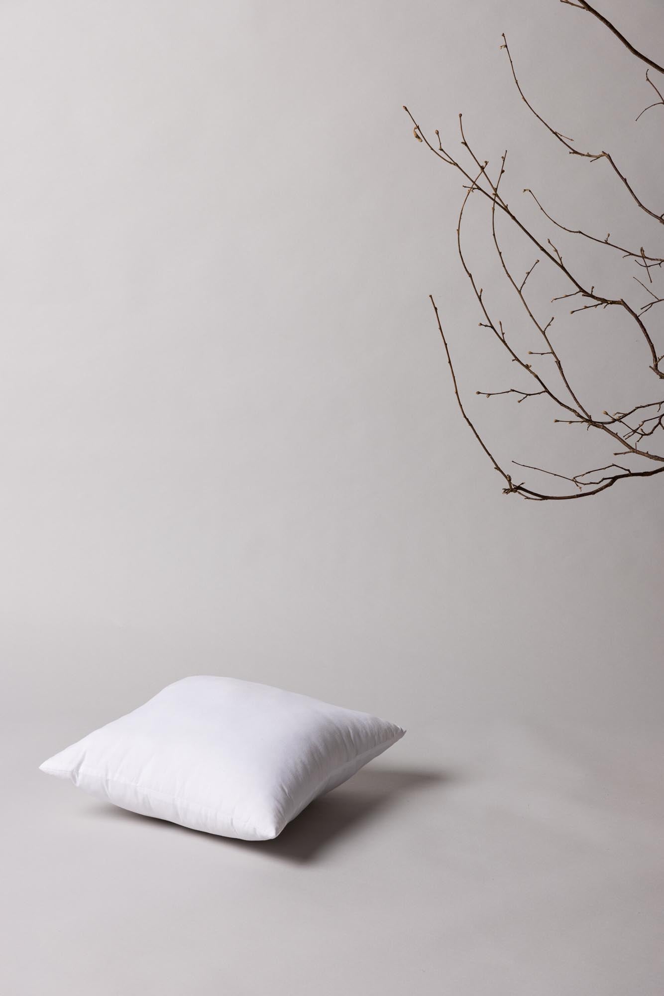 Ines Innenkissen in Weiss präsentiert im Onlineshop von KAQTU Design AG. Kissenfüllung ist von Venture Home