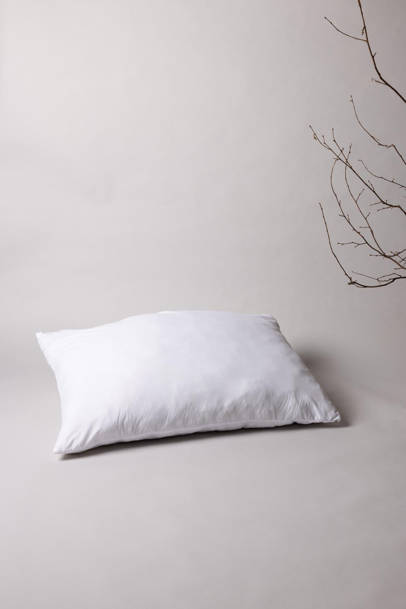 Iris Innenkissen in Weiss präsentiert im Onlineshop von KAQTU Design AG. Kissenfüllung ist von Venture Home