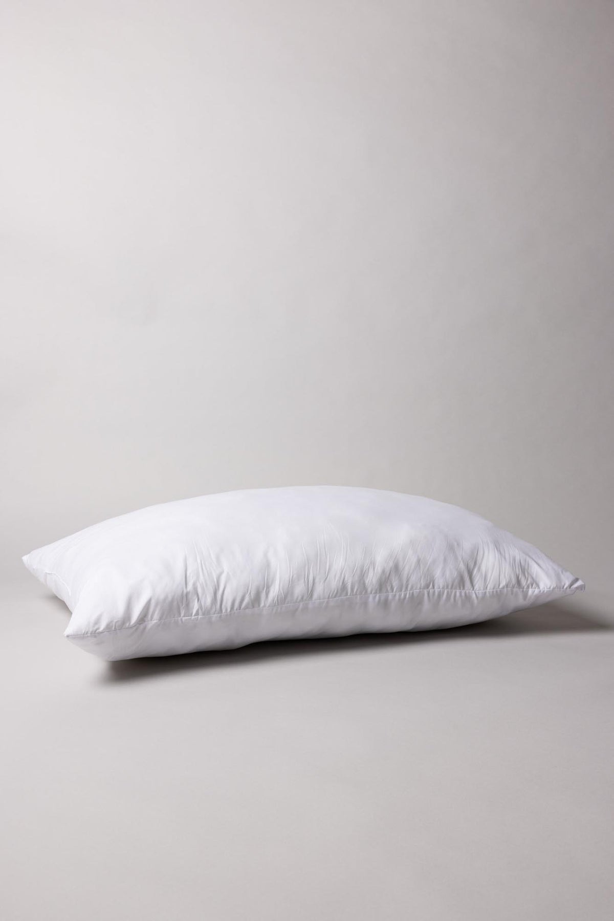 Iris Innenkissen in Weiss präsentiert im Onlineshop von KAQTU Design AG. Kissenfüllung ist von Venture Home