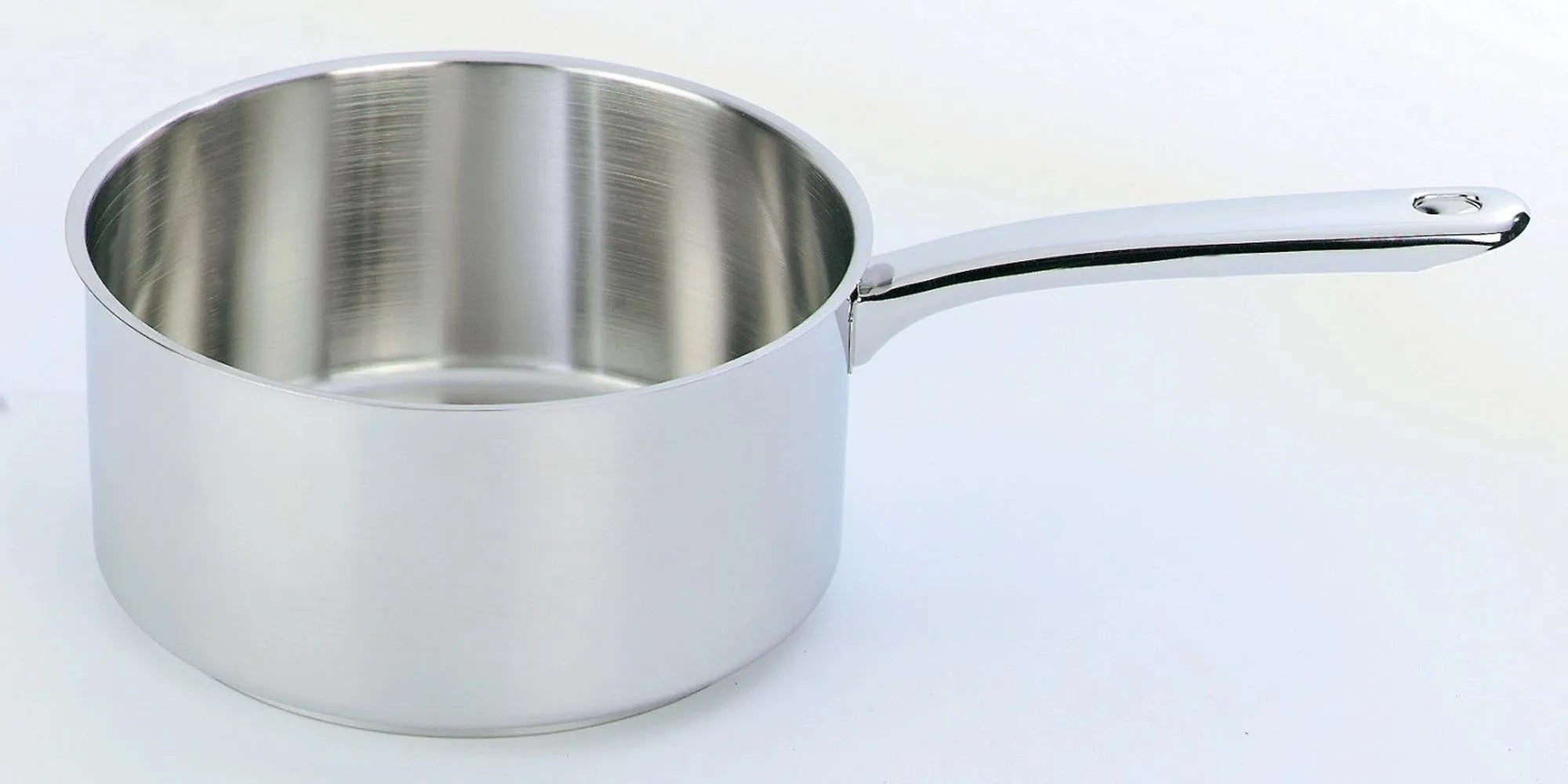 Hochwertige 1.5L Edelstahlkasserolle von Demeyere: robust, korrosionsbeständig, ergonomisch, spülmaschinenfest.
