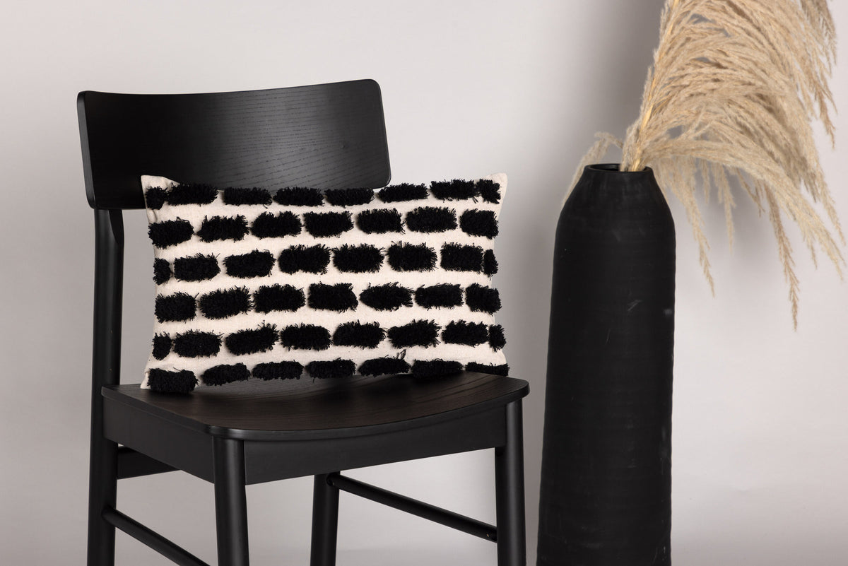 Lova Kissenbezug in Schwarz präsentiert im Onlineshop von KAQTU Design AG. Deko Kissenbezug ist von Venture Home