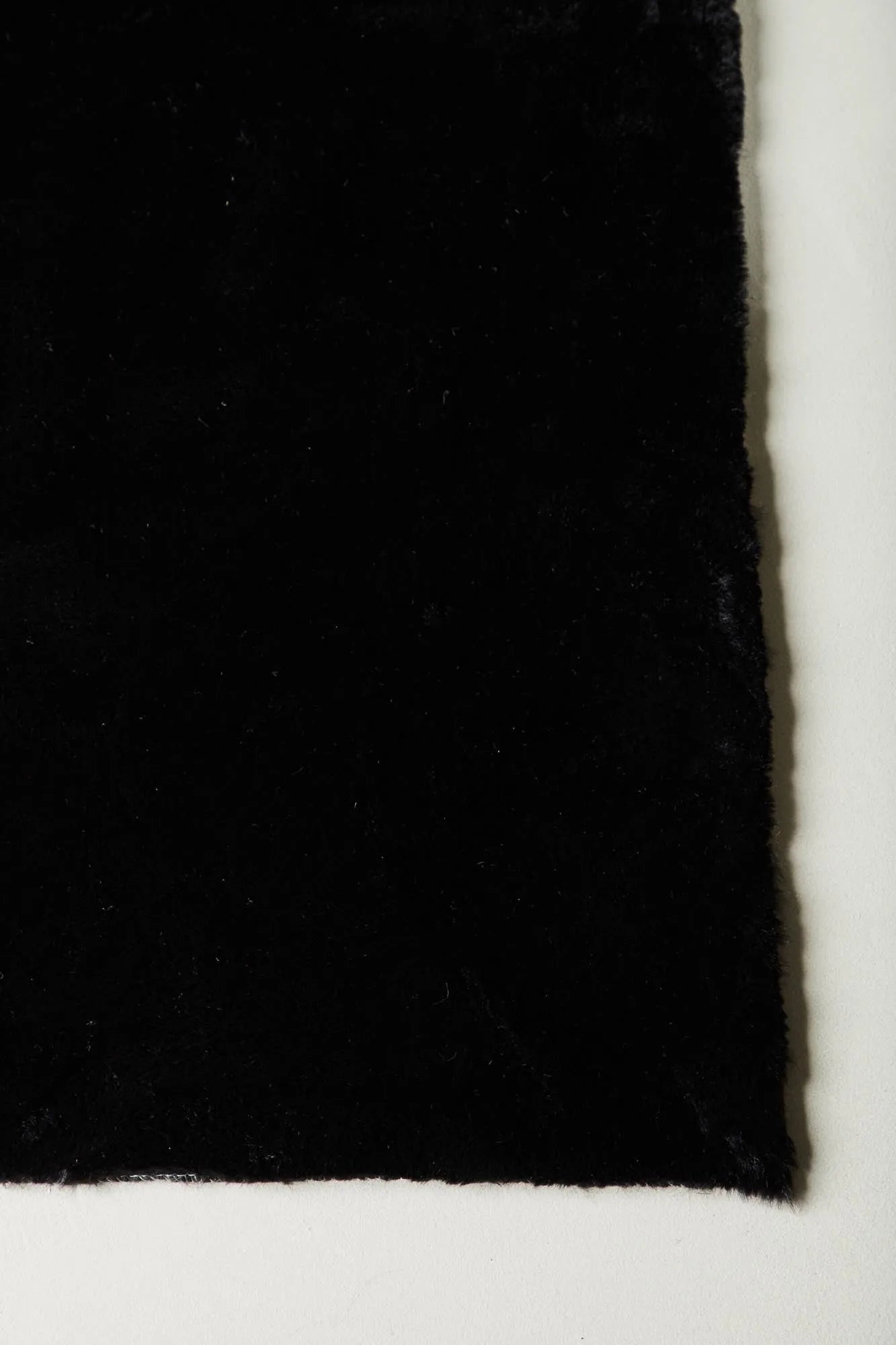 Nina Teppich: Zeitloses Design in Schwarz von Venture Home.
