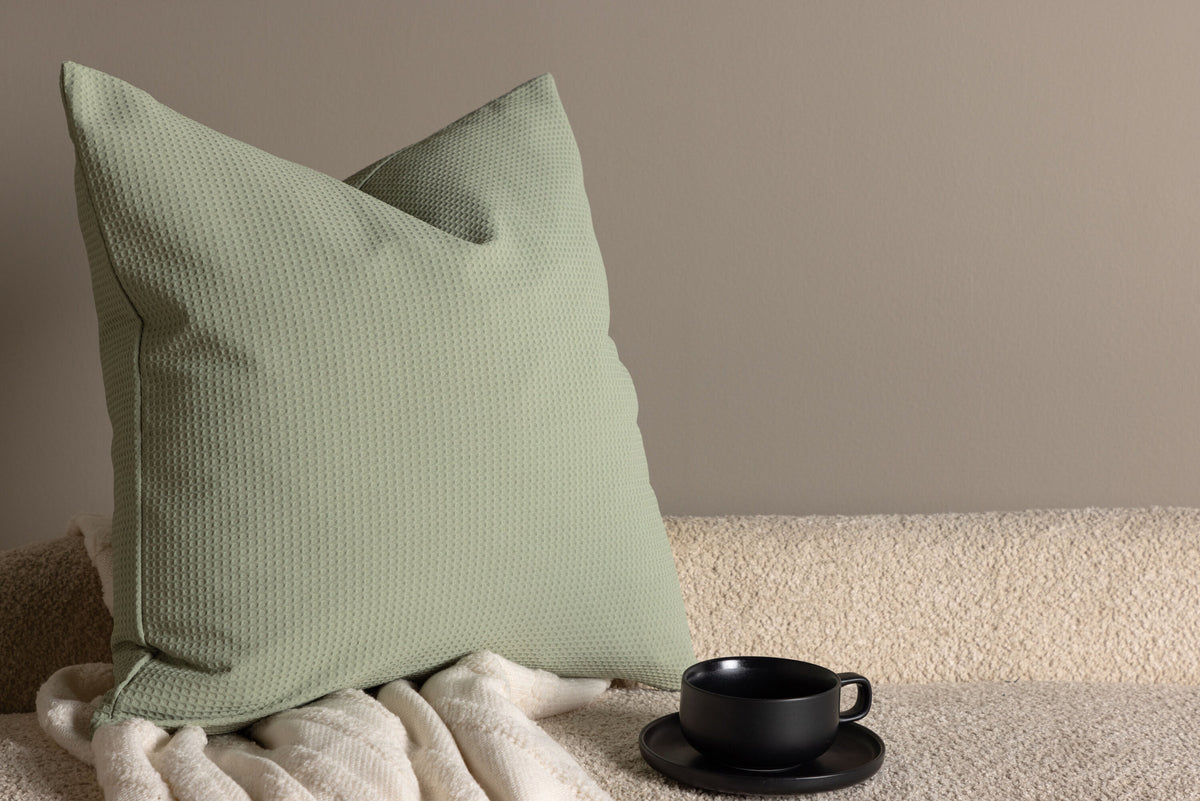 Celine Kissenbezug in Grün präsentiert im Onlineshop von KAQTU Design AG. Deko Kissenbezug ist von Venture Home