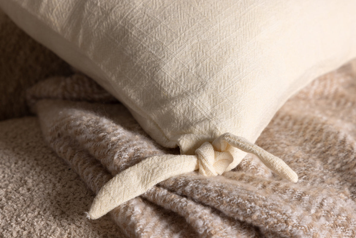 Nora Kissenbezug in Weiss präsentiert im Onlineshop von KAQTU Design AG. Deko Kissenbezug ist von Venture Home