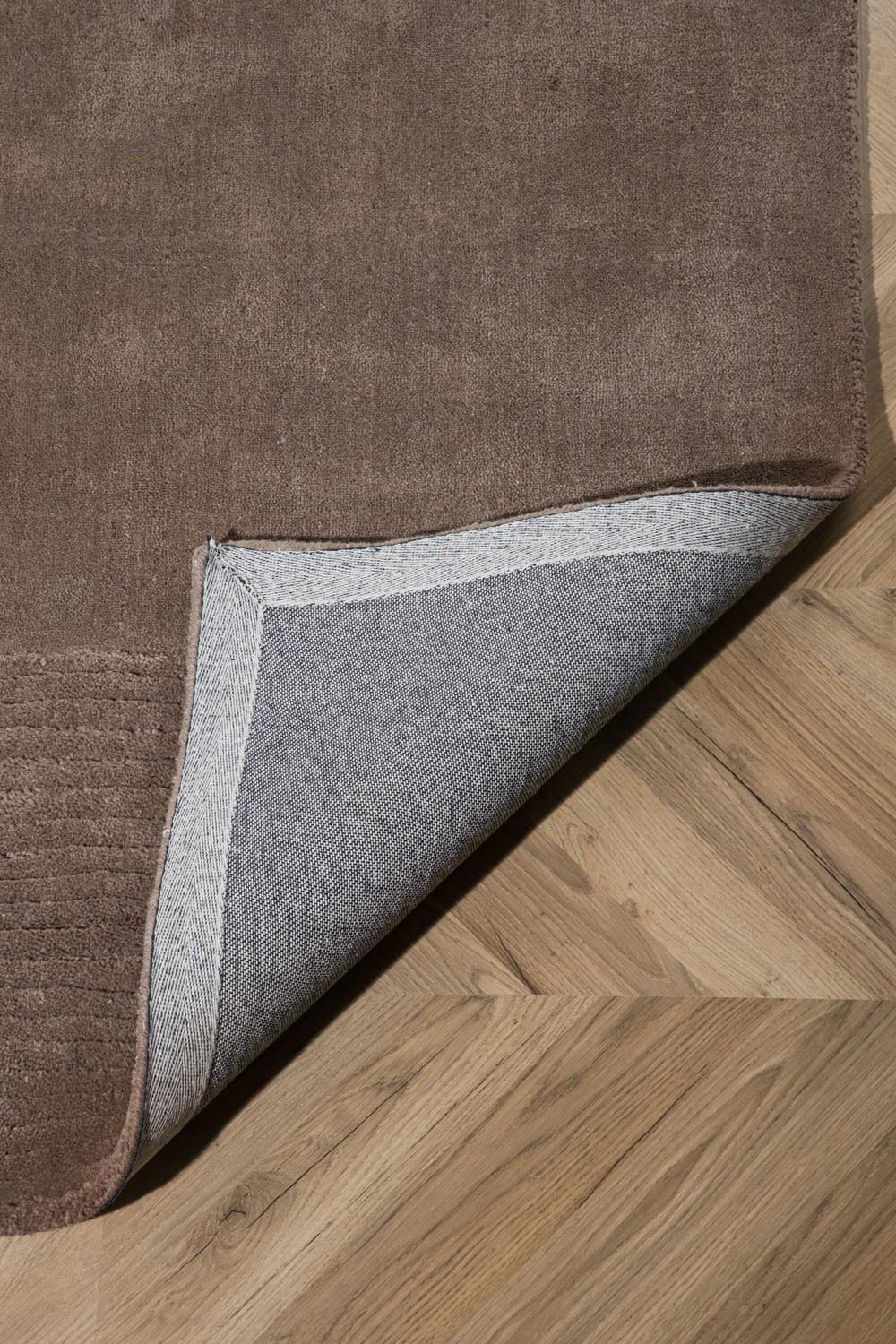 Matteo Teppich in Braun präsentiert im Onlineshop von KAQTU Design AG. Teppich ist von Venture Home