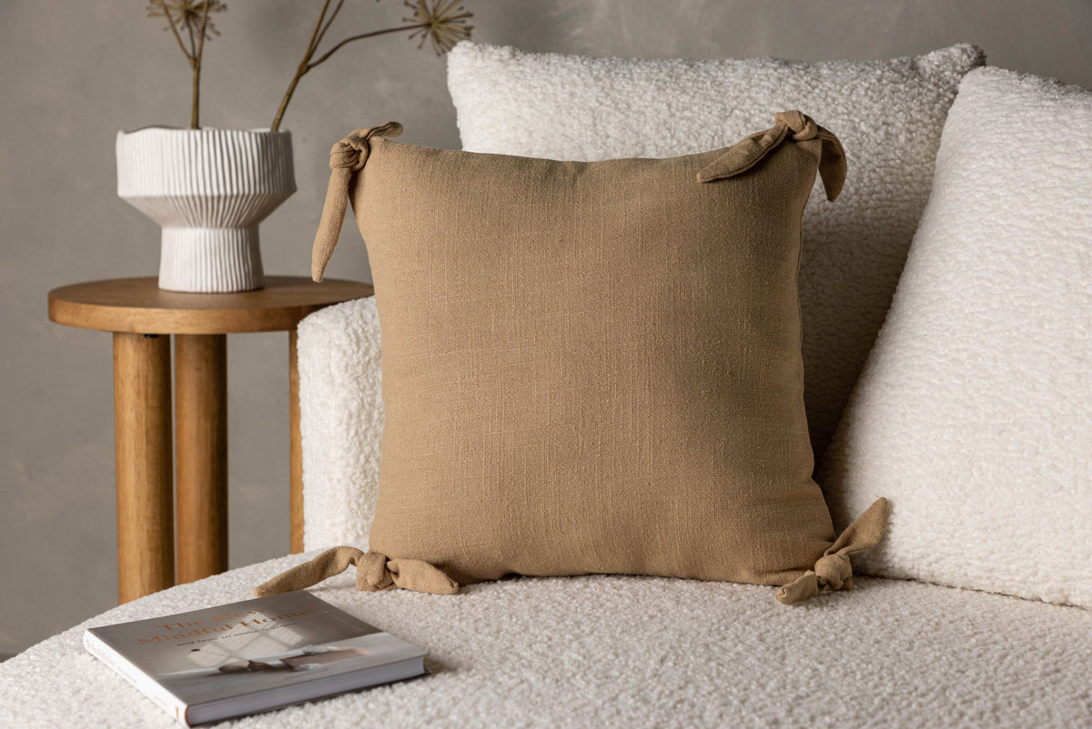 Nora Kissenbezug in Braun präsentiert im Onlineshop von KAQTU Design AG. Deko Kissenbezug ist von Venture Home
