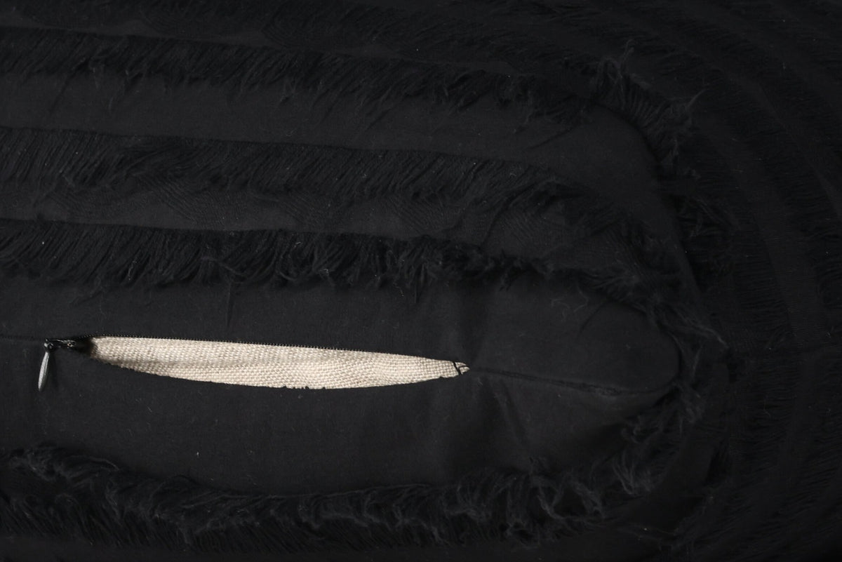 Schwarzer Edith Kissenbezug aus 100 % Baumwolle mit dekorativen Wimpern und linearem Muster in rechteckiger Form.
