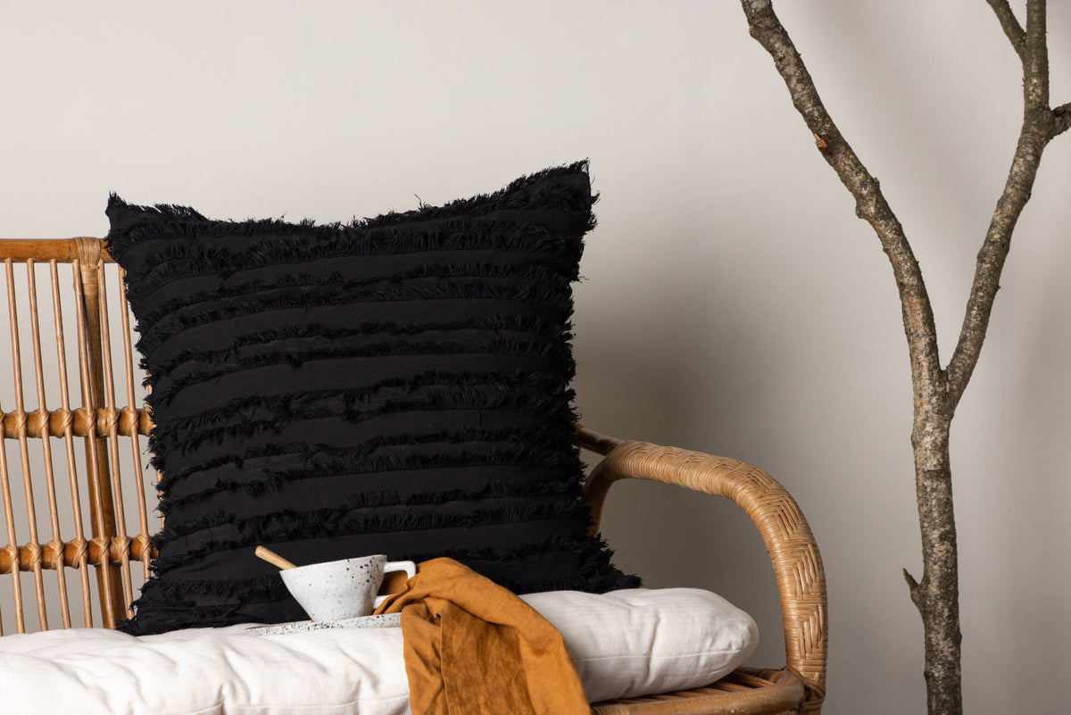 Edith Kissenbezug in Schwarz präsentiert im Onlineshop von KAQTU Design AG. Deko Kissenbezug ist von Venture Home