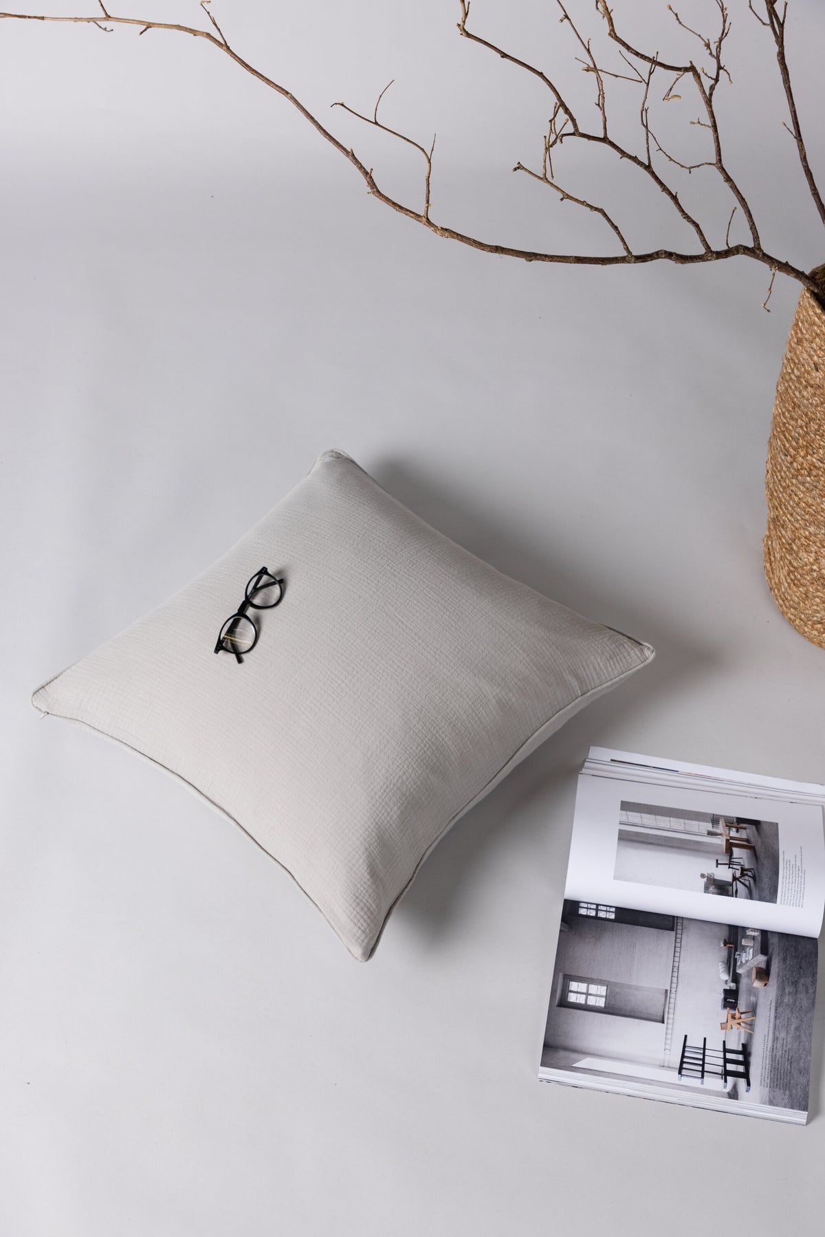 Beiger Tyra Kissenbezug aus 100 % Baumwolle, quadratische Form, 60 x 60 cm, mit verstecktem Reissverschluss an der Unterseite, Venture Home.