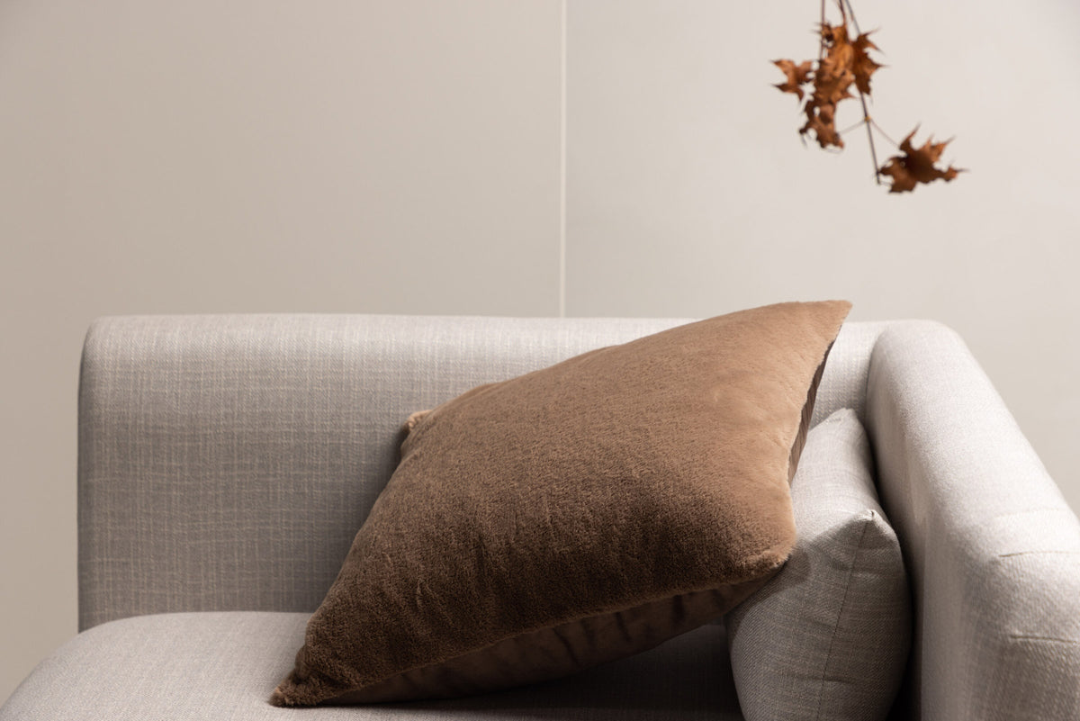 Thea Kissenbezug in Braun präsentiert im Onlineshop von KAQTU Design AG. Deko Kissenbezug ist von Venture Home