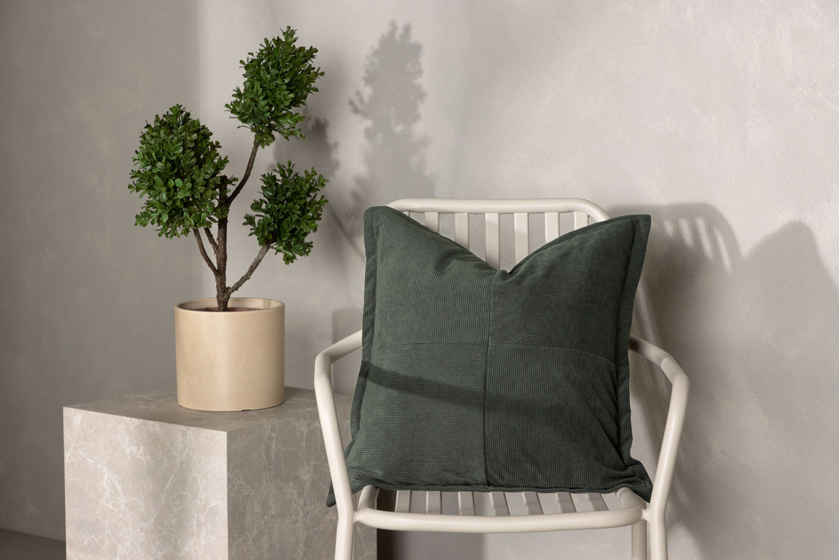 Lykke Kissenbezug in Dunkelgrün präsentiert im Onlineshop von KAQTU Design AG. Deko Kissenbezug ist von Venture Home