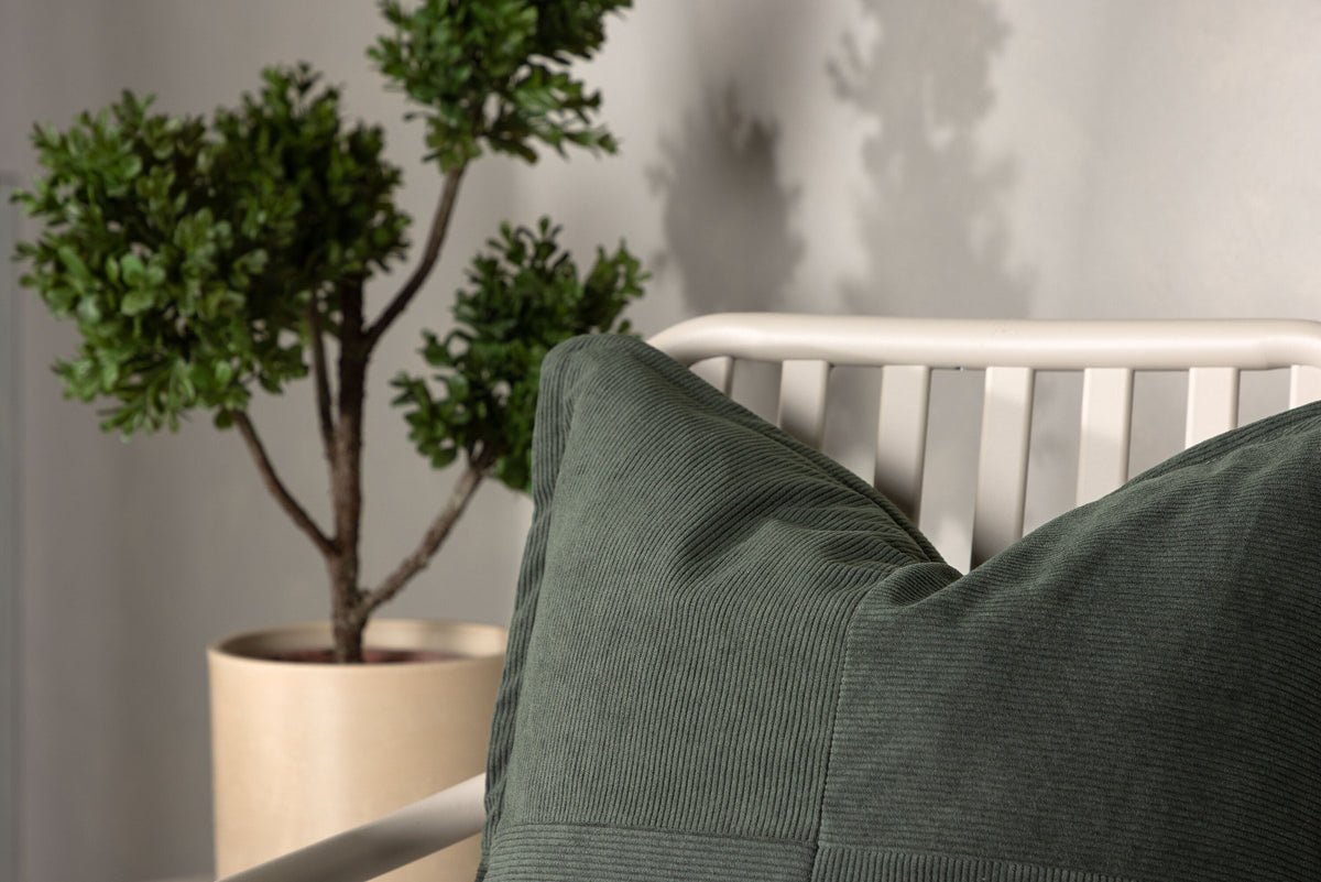 Lykke Kissenbezug in Dunkelgrün präsentiert im Onlineshop von KAQTU Design AG. Deko Kissenbezug ist von Venture Home