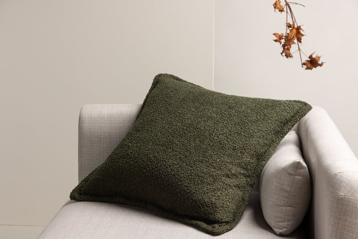 Tuva Kissenbezug in Dunkelgrün präsentiert im Onlineshop von KAQTU Design AG. Deko Kissenbezug ist von Venture Home