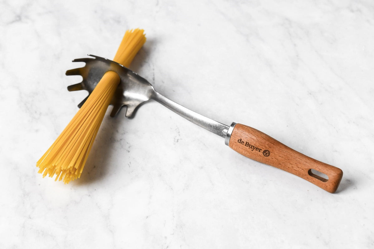 Spaghettiheber Nostalgy in Braun präsentiert im Onlineshop von KAQTU Design AG. Küchenhelfer ist von de Buyer