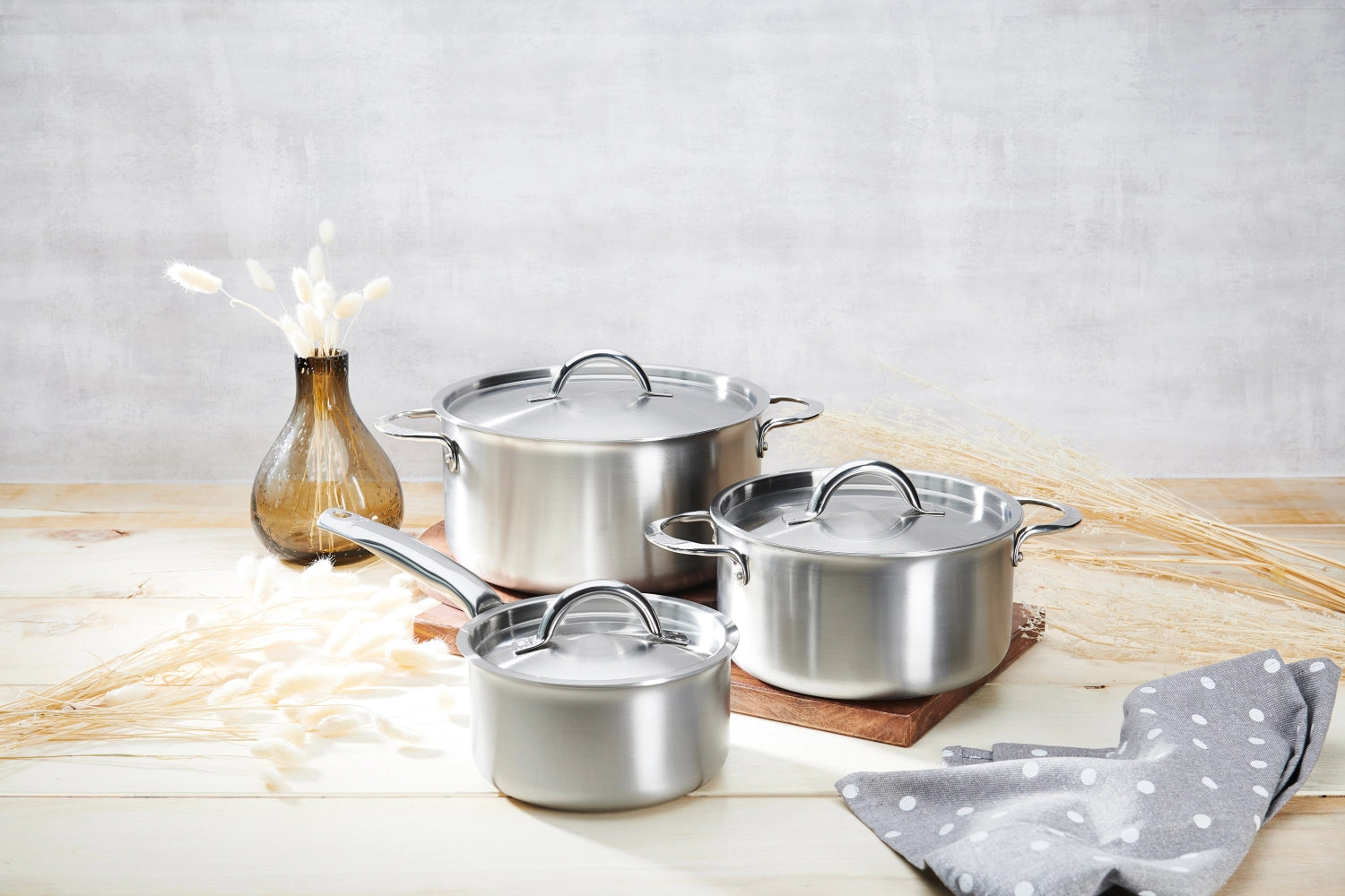 Erleben Sie das 6er Set Kochtöpfe Alchimy von de Buyer: Robuste Edelstahl-Töpfe (16, 20, 24 cm) mit ergonomischen Griffen und perfekter Wärmeverteilung.