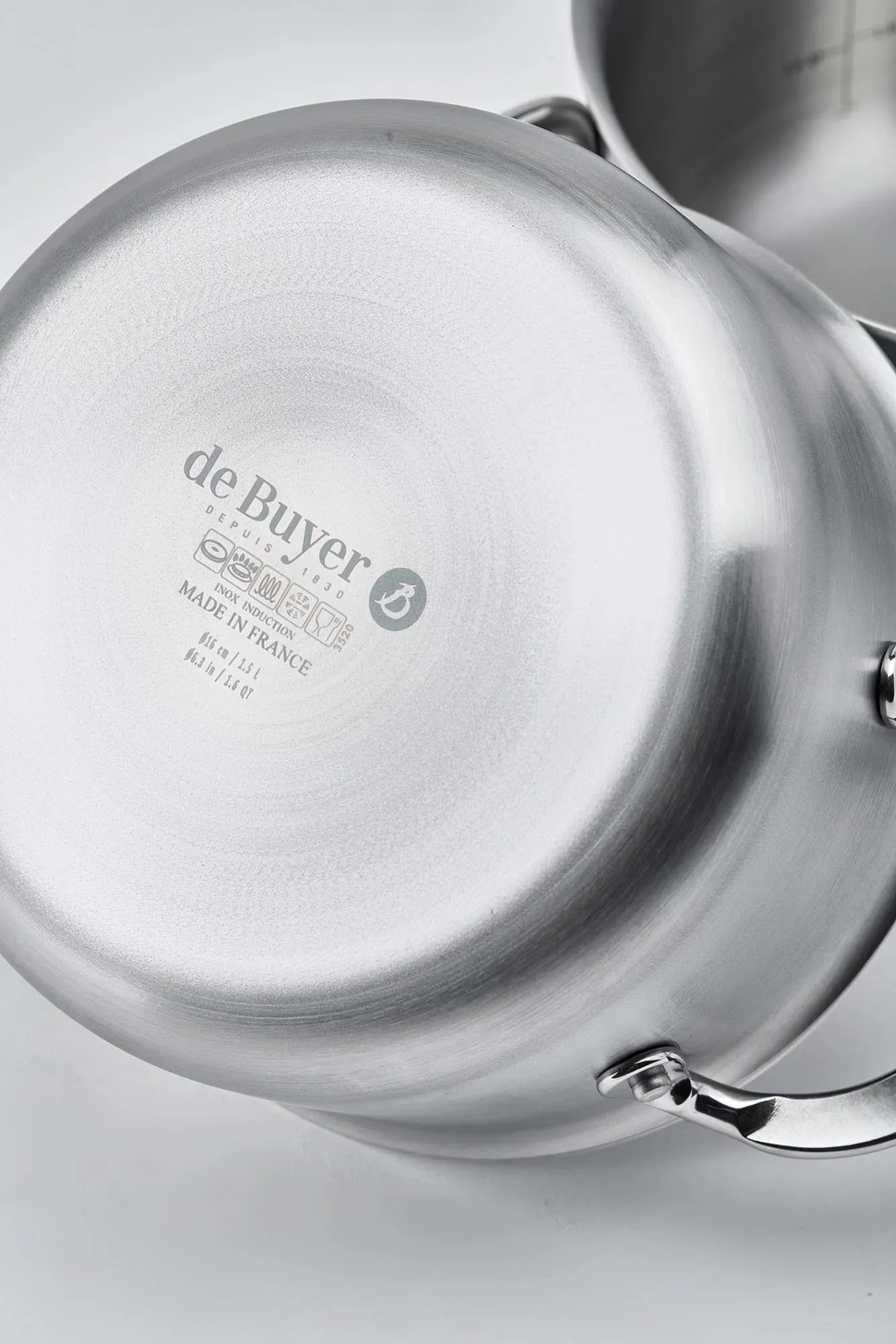 Robuster 24 cm Bratentopf von de Buyer für vielseitiges Kochen.