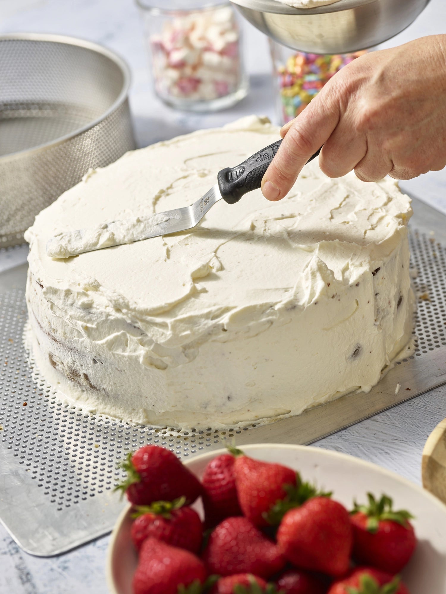 Die Kuchenspachtel von de Buyer (15 cm) vereinfacht das Portionieren und Servieren von Kuchen und Torten mit ihrem ergonomischen Design und der stabilen Edelstahlklinge.
