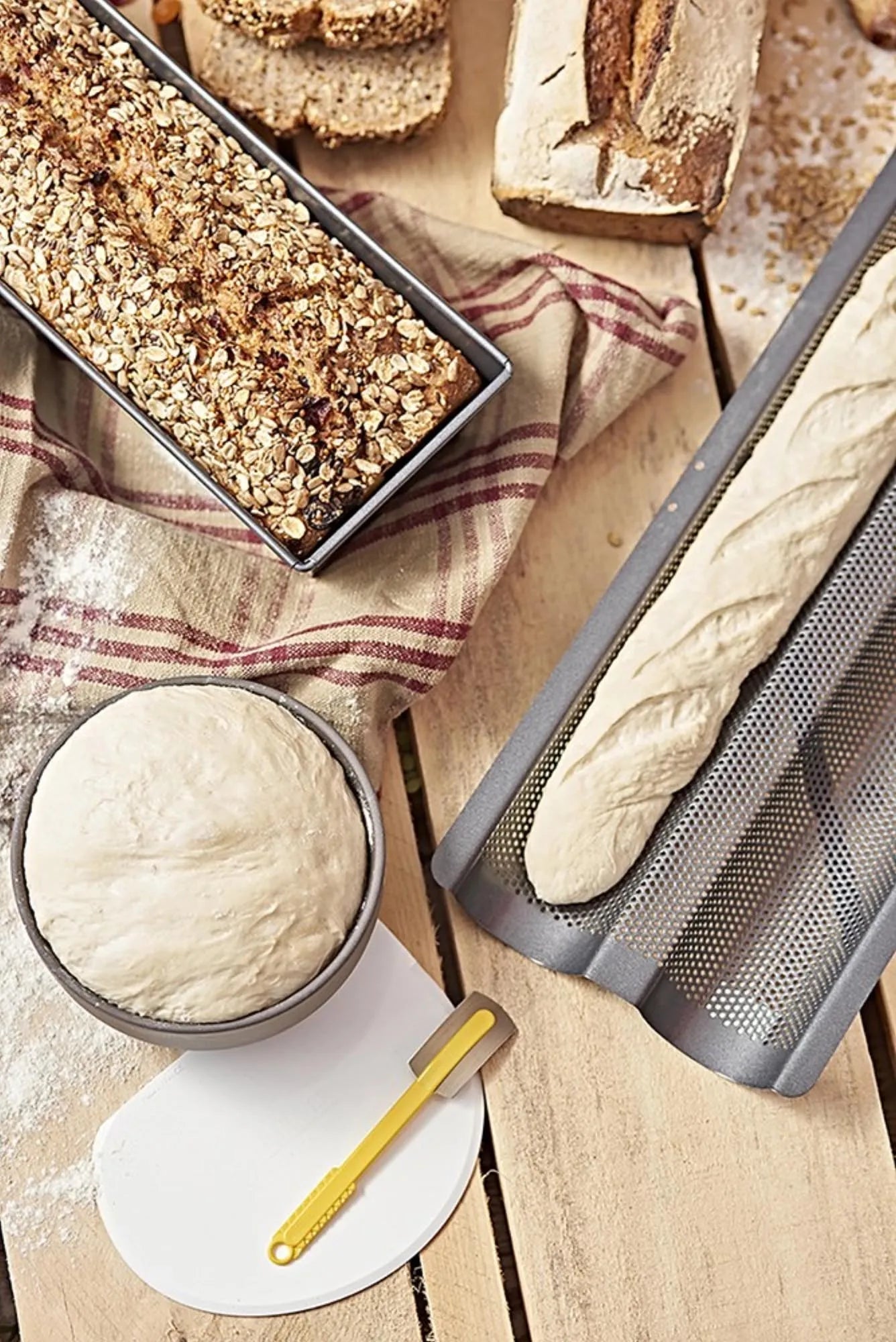 Gelochtes Baguetteblech von de Buyer für perfekte Kruste, 37x16,2cm.