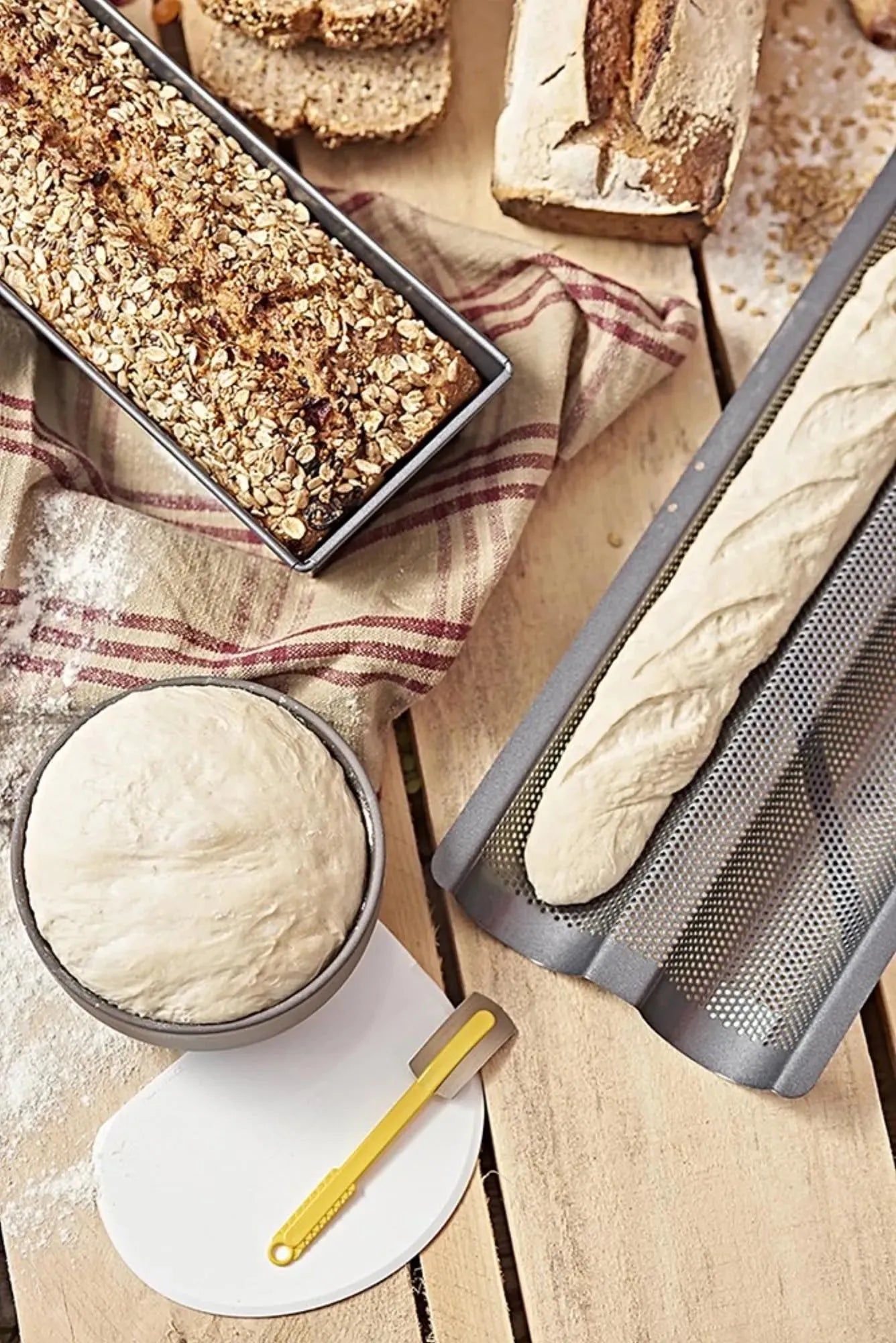 Gelochtes Baguetteblech von de Buyer für perfekte Kruste, 37x16,2cm.