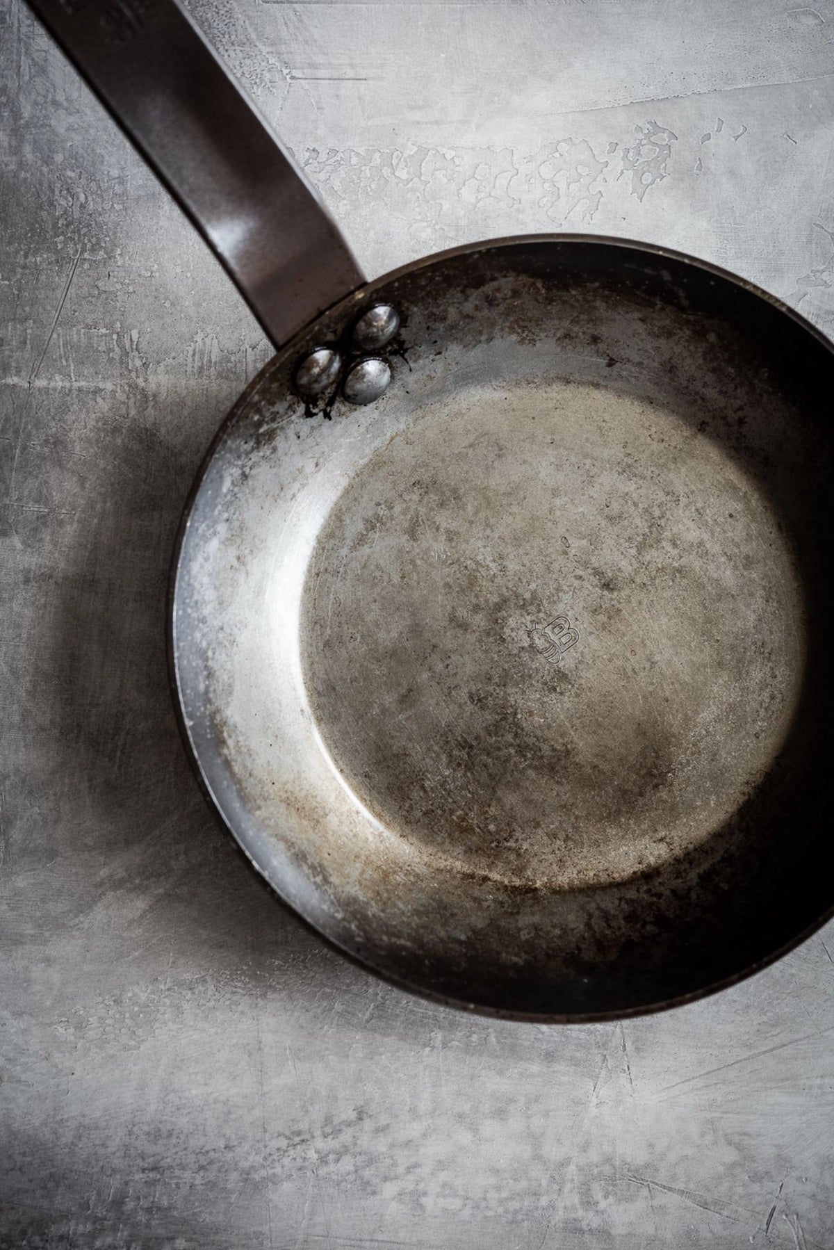 CARBONE PLUS Runde Lyonnaise Bratpfanne Ø 28cm, Induktion in Silber präsentiert im Onlineshop von KAQTU Design AG. Bratpfanne ist von de Buyer