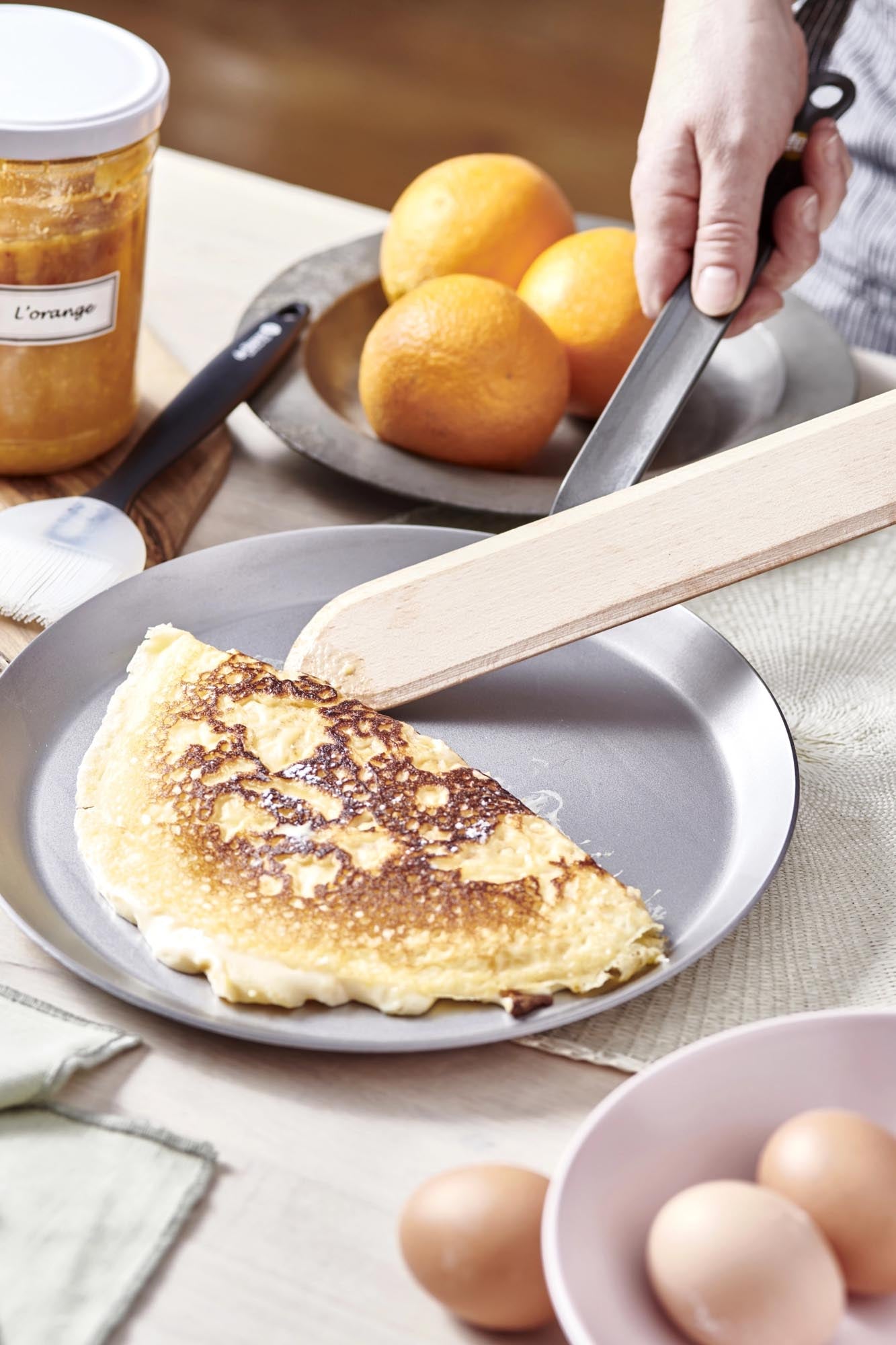 Entdecken Sie das 3er Set Crêpesparty von de Buyer: Pfanne, Silikonpinsel und Buchenholzspachtel für perfekte Crêpes und gesellige Kochabende!