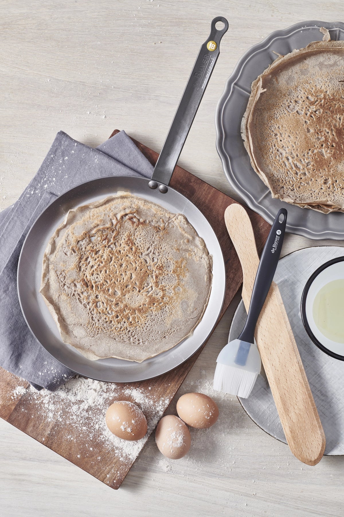 3er Set Crêpesparty: Crêpe Mineral B26+Pinsel+Spachtel Ø26cm in Silber präsentiert im Onlineshop von KAQTU Design AG. Bratpfanne ist von de Buyer