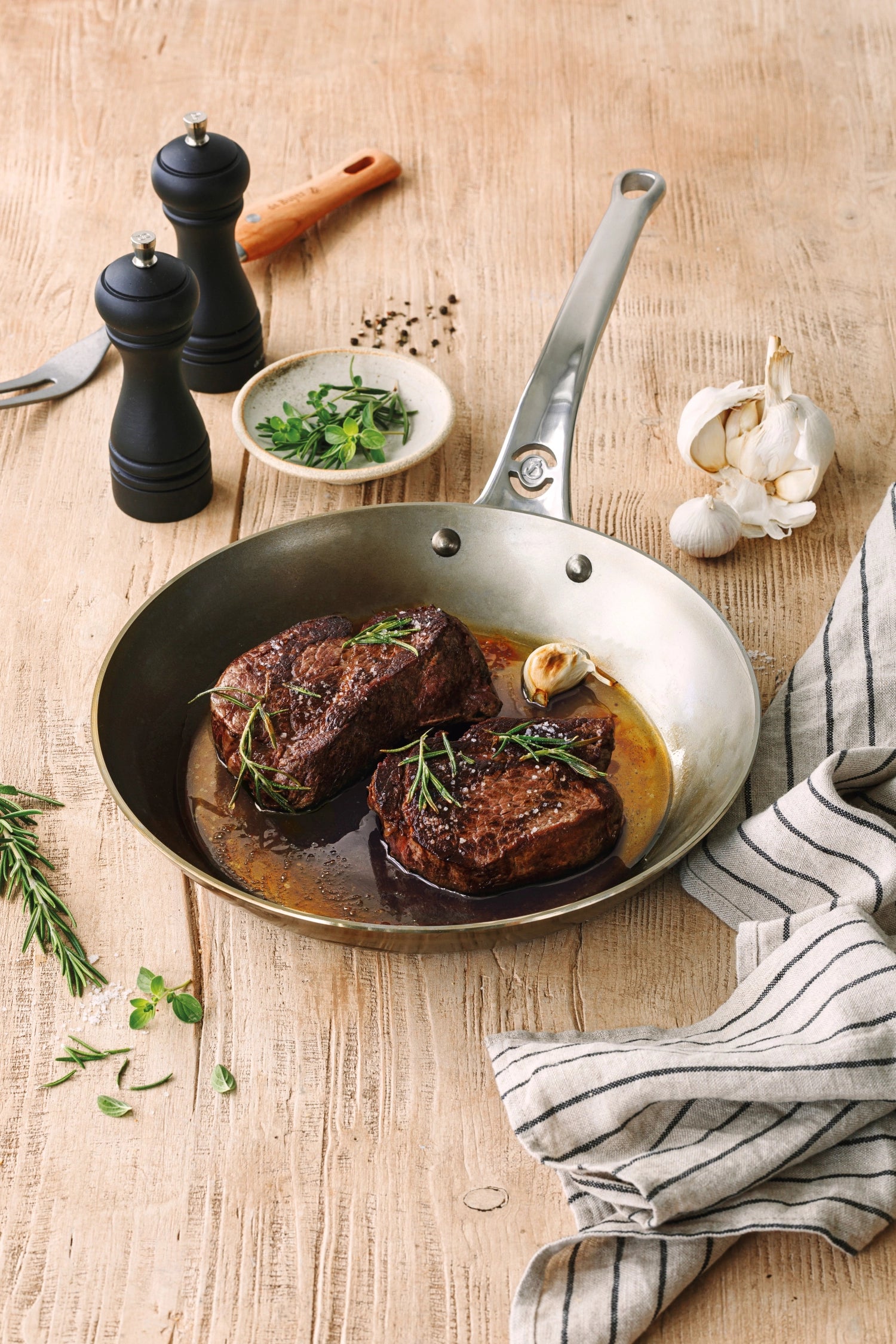 Mineral B Pro Eisenbratpfanne D20cm Induktion in Silber präsentiert im Onlineshop von KAQTU Design AG. Bratpfanne ist von de Buyer