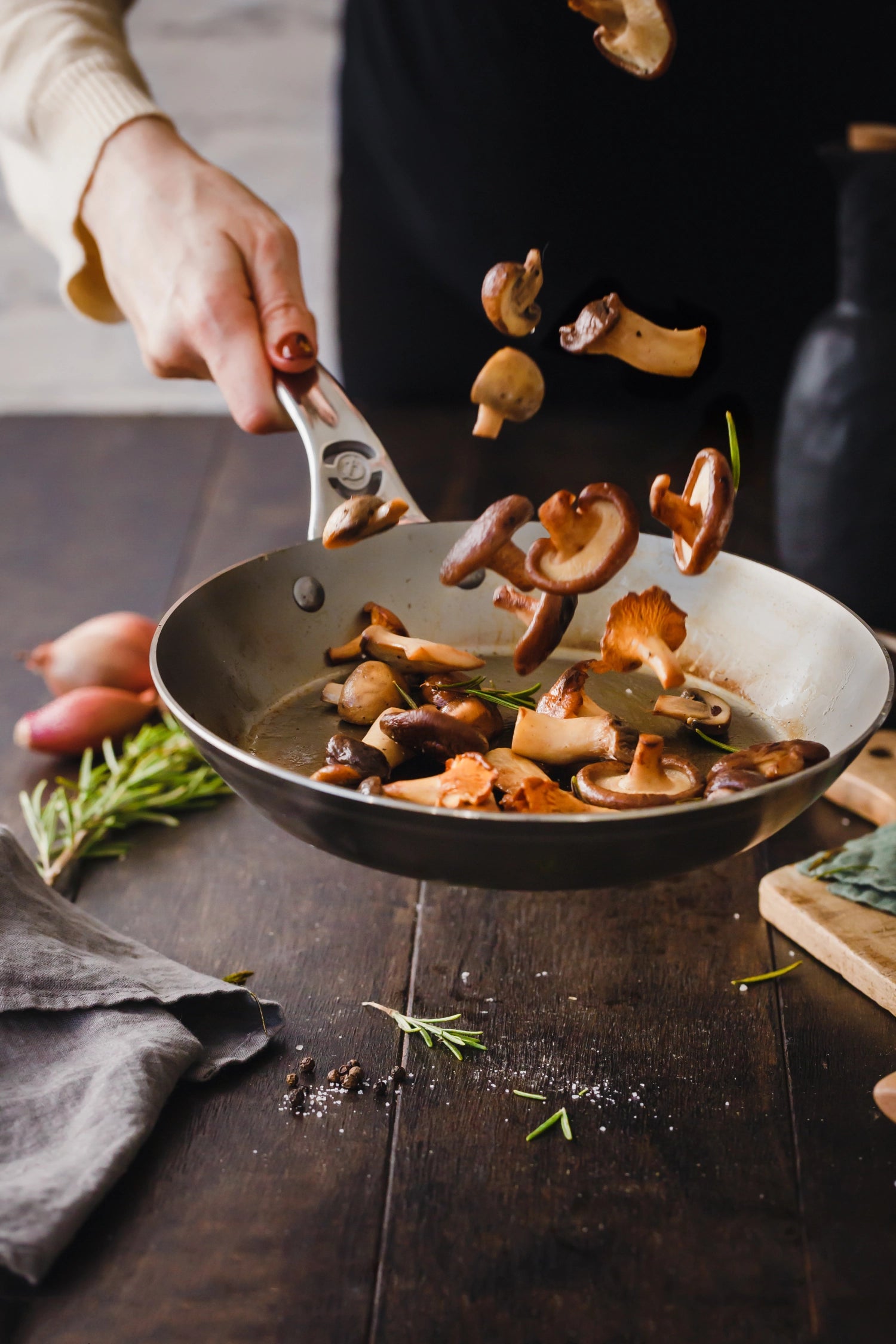 Mineral B Pro Eisenbratpfanne D24cm Induktion in Silber präsentiert im Onlineshop von KAQTU Design AG. Bratpfanne ist von de Buyer