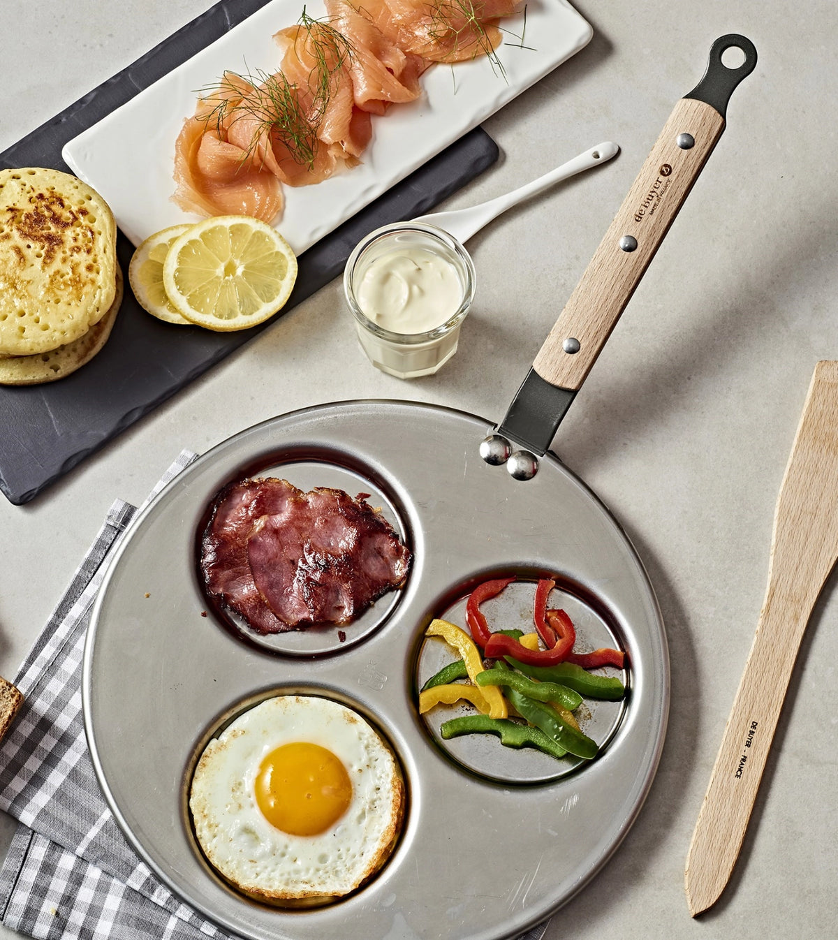 Mineral B Bois Blinipfanne Ø 27cm für 3 Blinis à  Ø 10cm in Silber präsentiert im Onlineshop von KAQTU Design AG. Bratpfanne ist von de Buyer