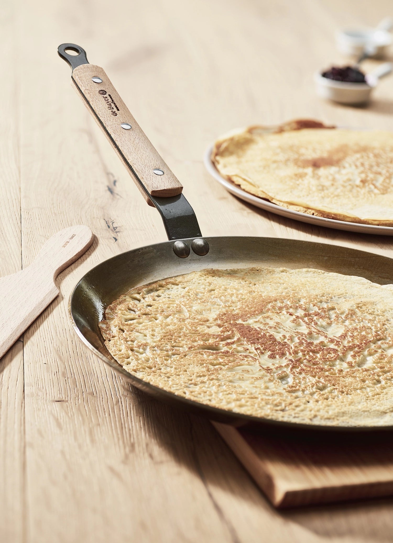 Hochwertige Crêpepfanne aus Eisen, 24 cm, von de Buyer, langlebig, mit natürlicher Antihaftwirkung, ideal für köstliche Crêpes.