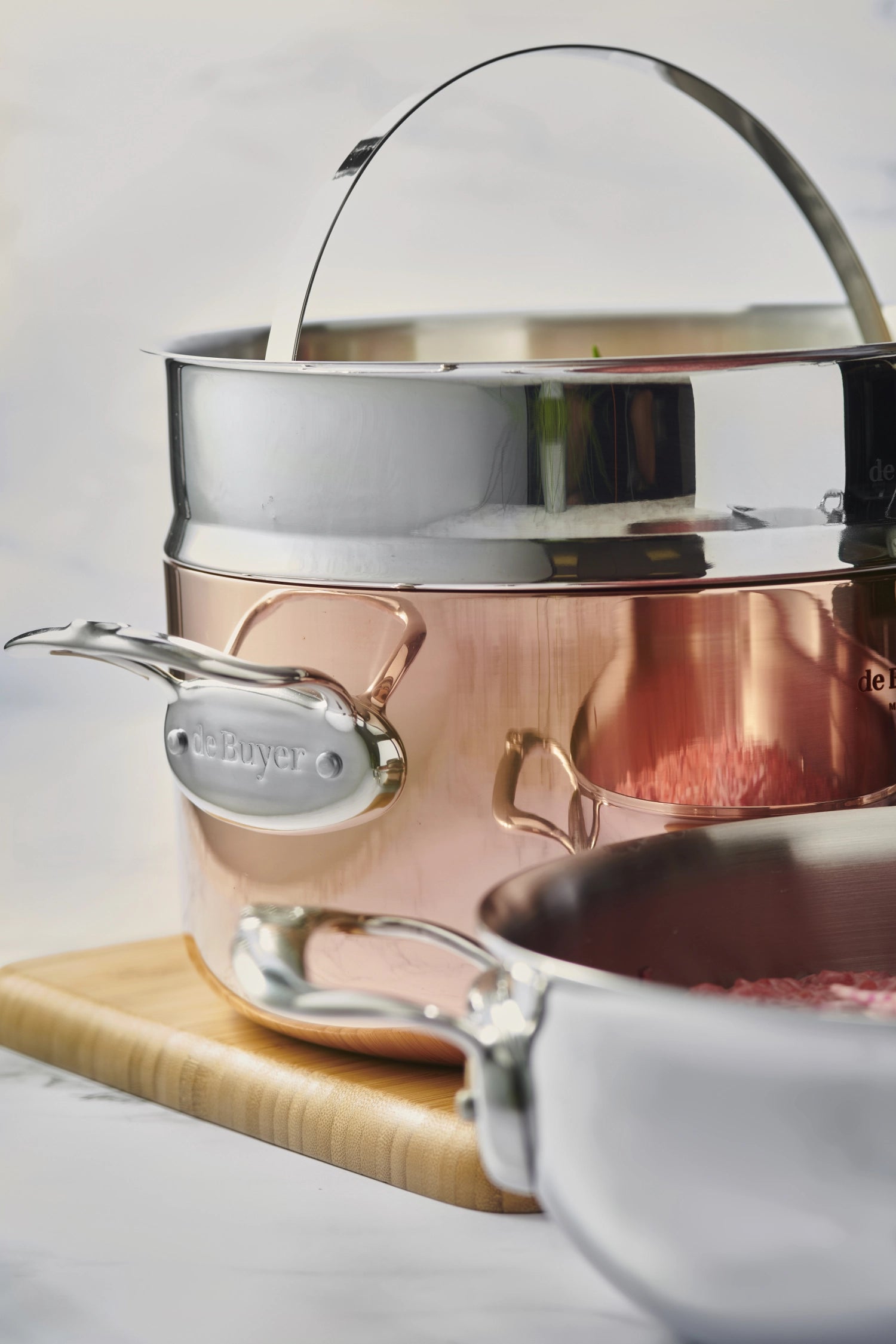 Erleben Sie den PRIMA MATERA Gemüsetopf von de Buyer: Hochwertige Kupfer-Edelstahl-Kombination, Ø16cm, optimal für gleichmäßiges Garen und stilvolles Kochen.