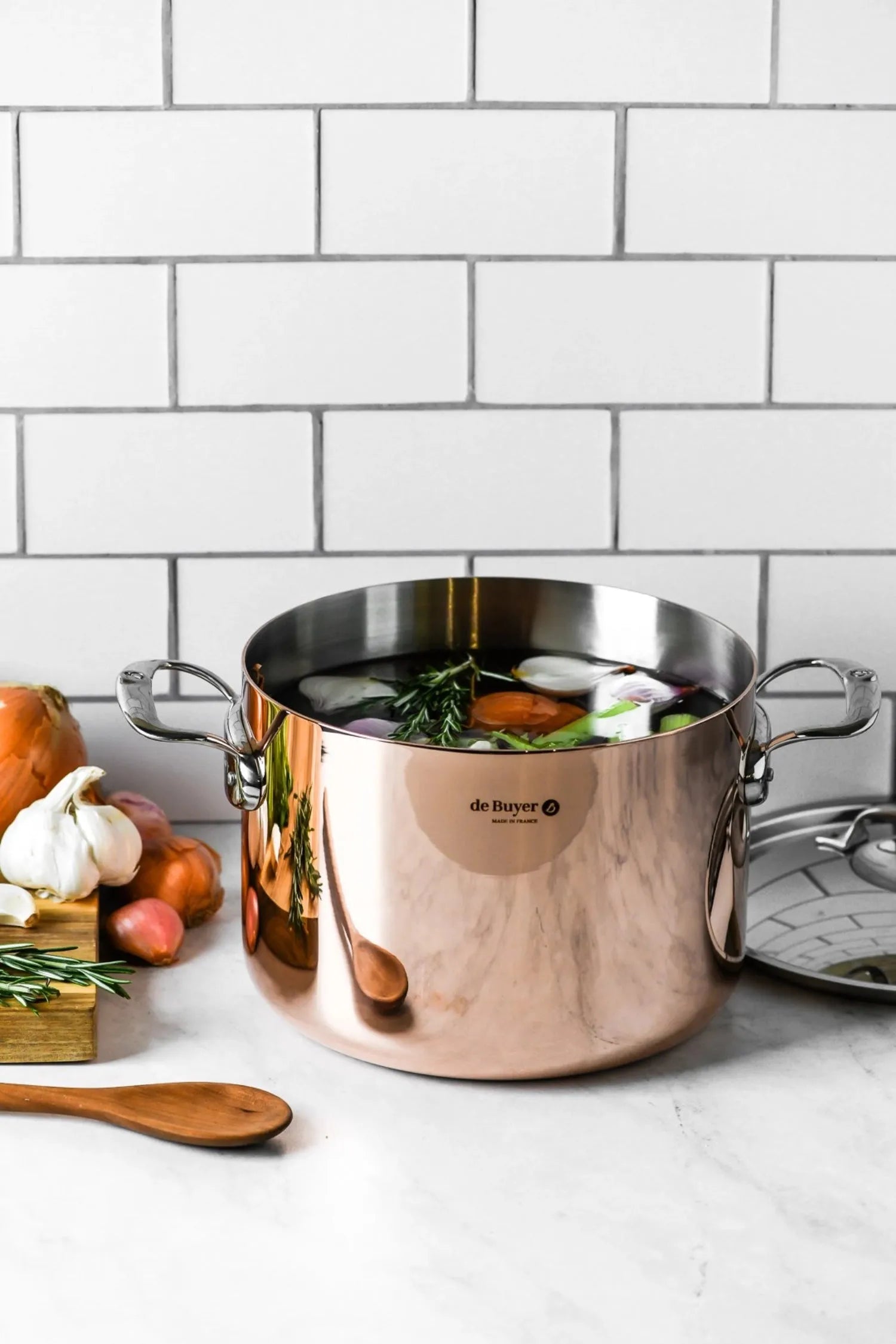Eleganter Kupfertopf Ø24cm mit Deckel, ideal für Induktionsherde.