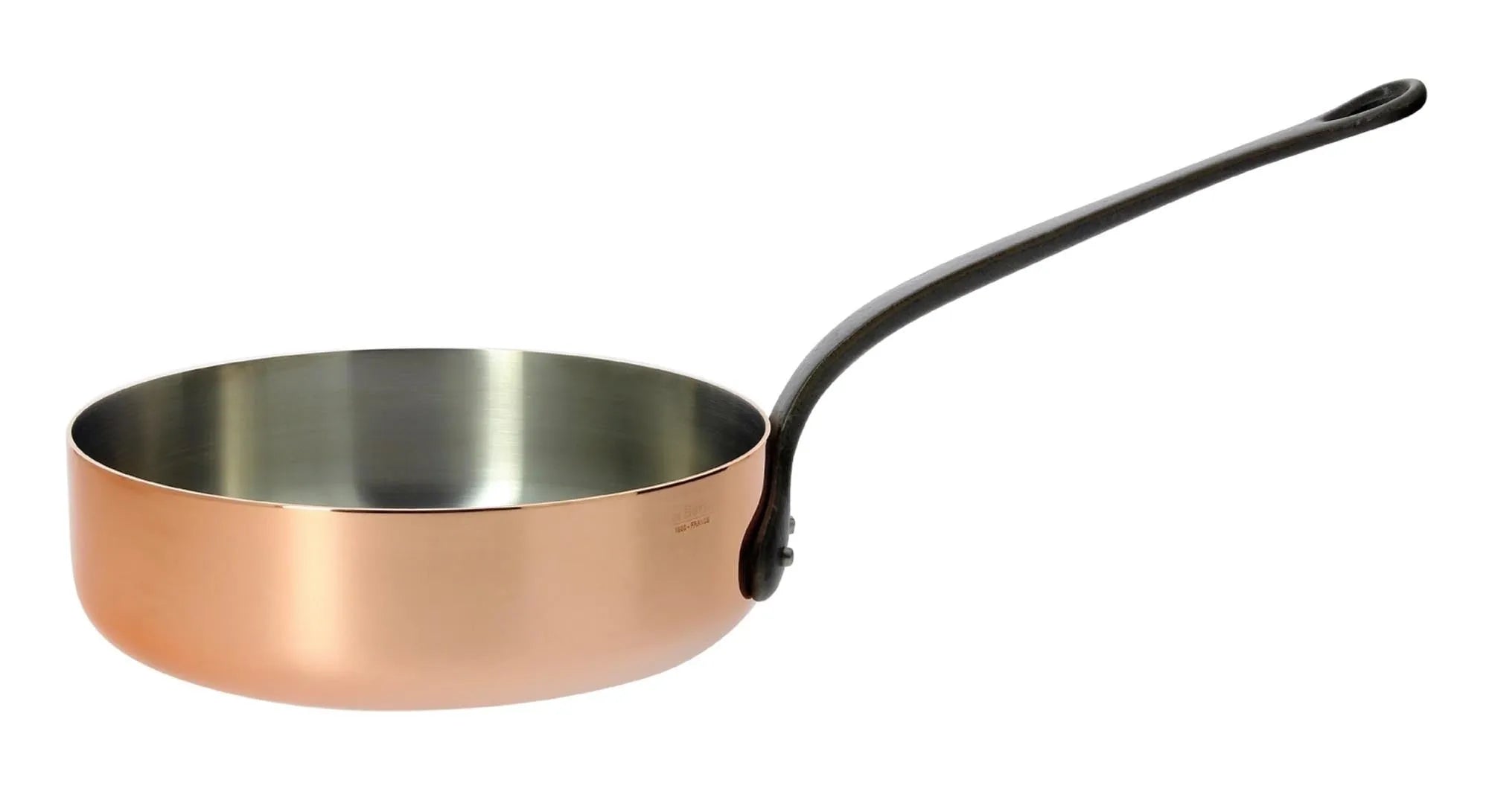 Elegante 24cm Sauteuse aus Kupfer, Edelstahl & Gusseisen von de Buyer. Perfekte Wärmeleitung, pflegeleicht, ofenfest. Ideal zum Sautieren.