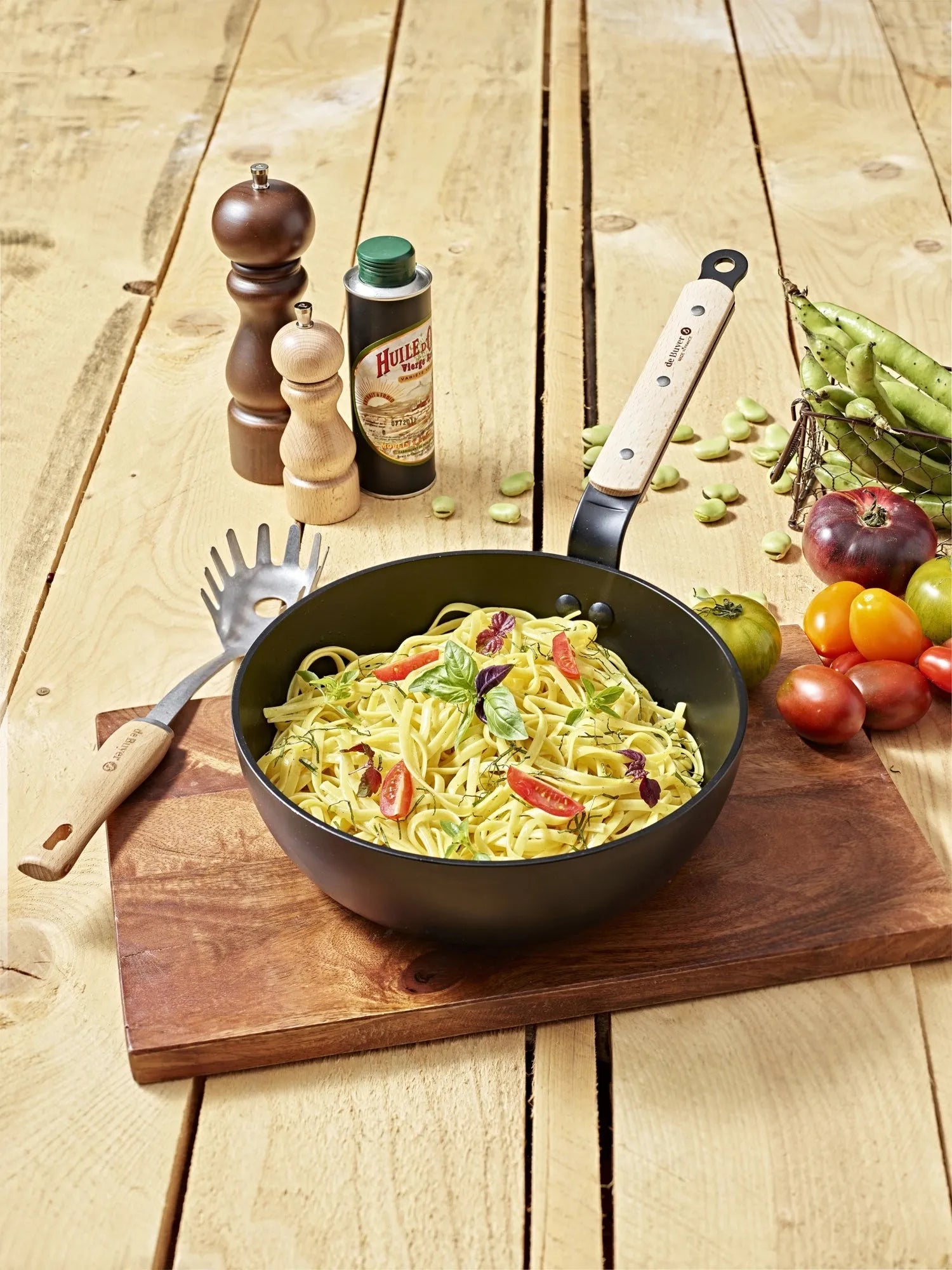 Robuste 28cm Induktionspfanne von de Buyer für perfekte Bratergebnisse.