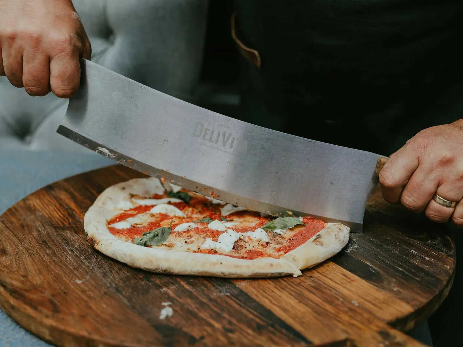 Delivita Pizzaschneider: Eleganz trifft auf mühelose Präzision.