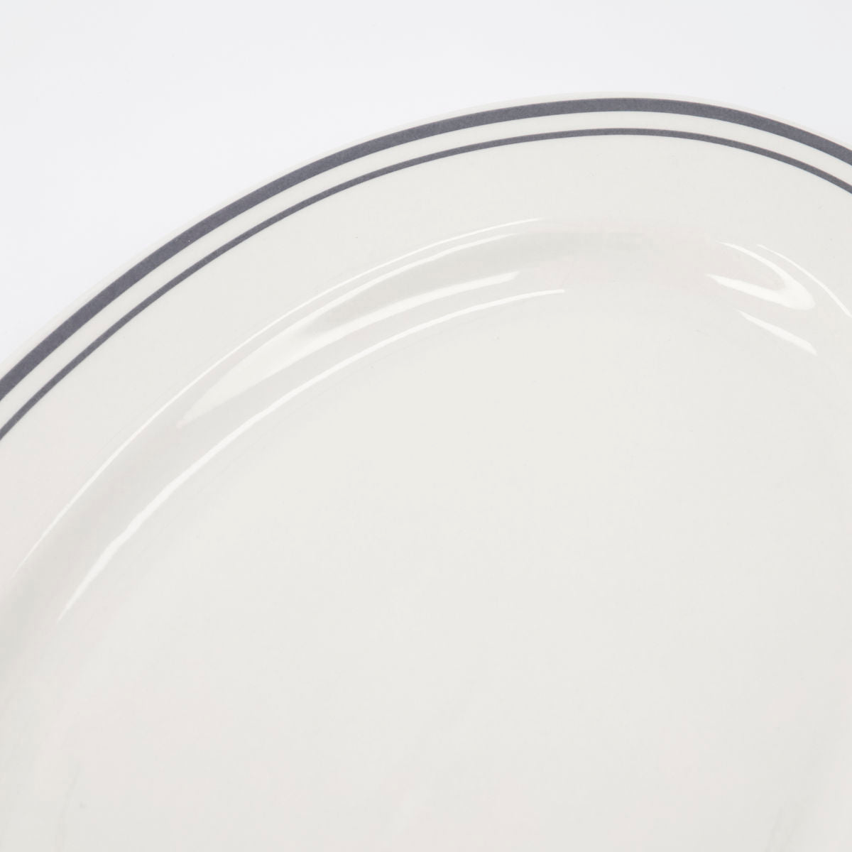 Moderne graue Servierschale aus der NVBistro-Serie von Nicolas Vahé, perfekt für ansprechende Tischpräsentationen und vielseitige Anwendungen.