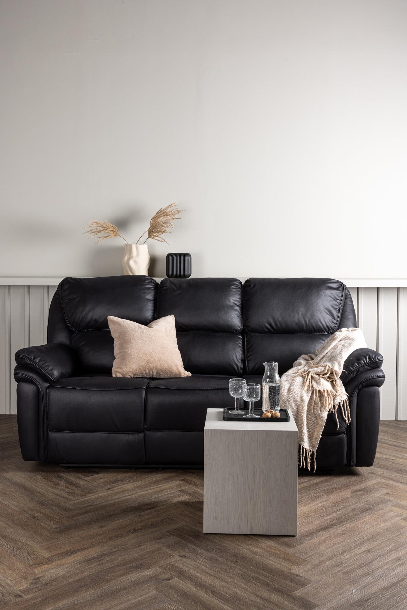 Entspannen Sie stilvoll mit dem Saranda Liegesofa von Venture Home – ein elegantes Möbelstück, das Komfort und Funktionalität vereint.