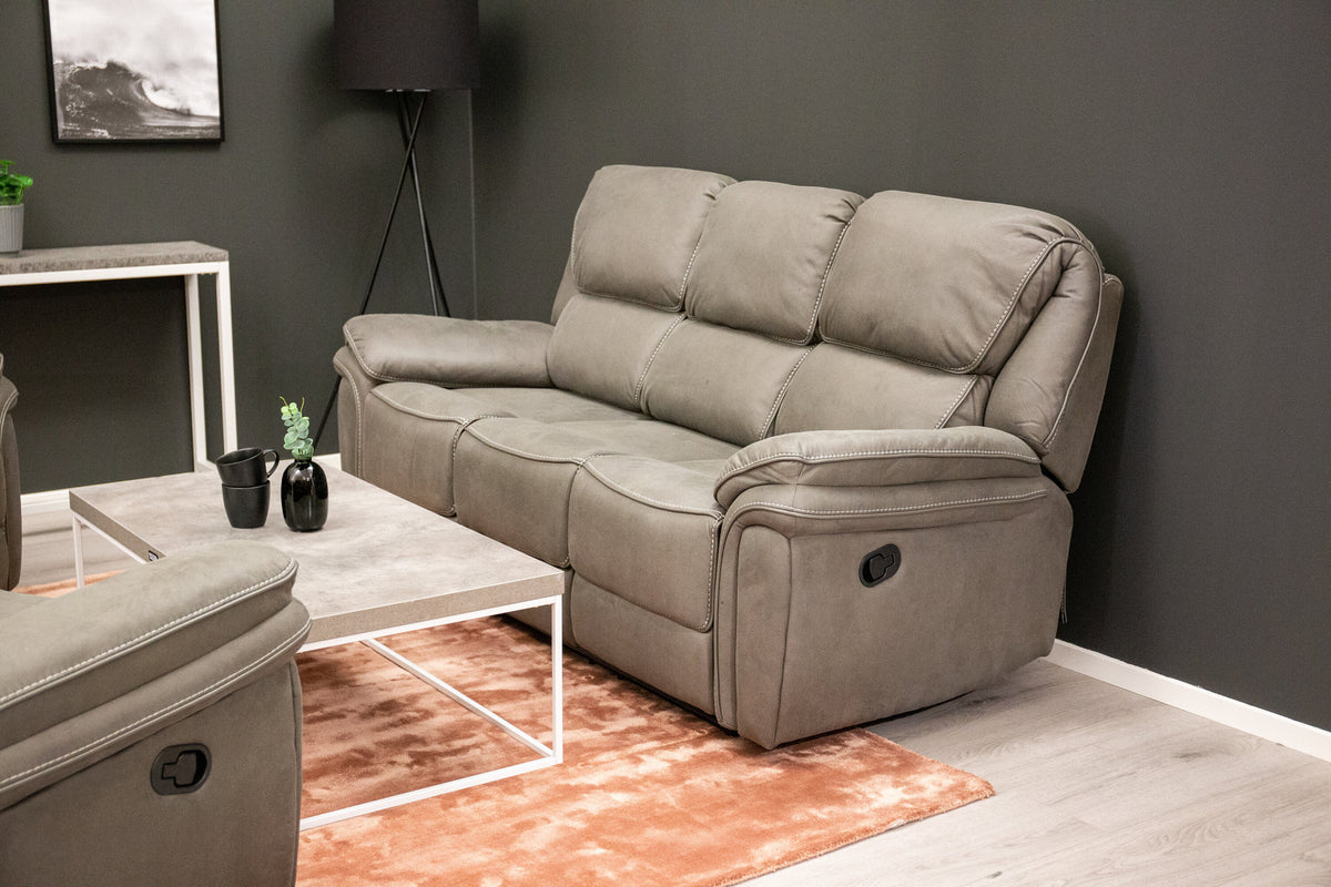 Saranda Sofa in Grau präsentiert im Onlineshop von KAQTU Design AG. 3er Sofa ist von Venture Home