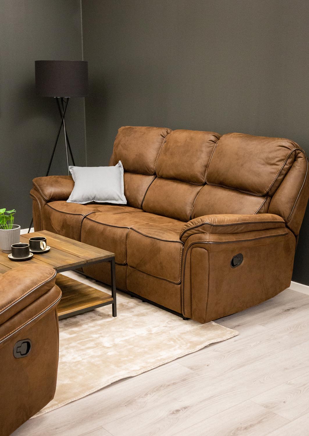 Saranda Sofa in Braun präsentiert im Onlineshop von KAQTU Design AG. 3er Sofa ist von Venture Home