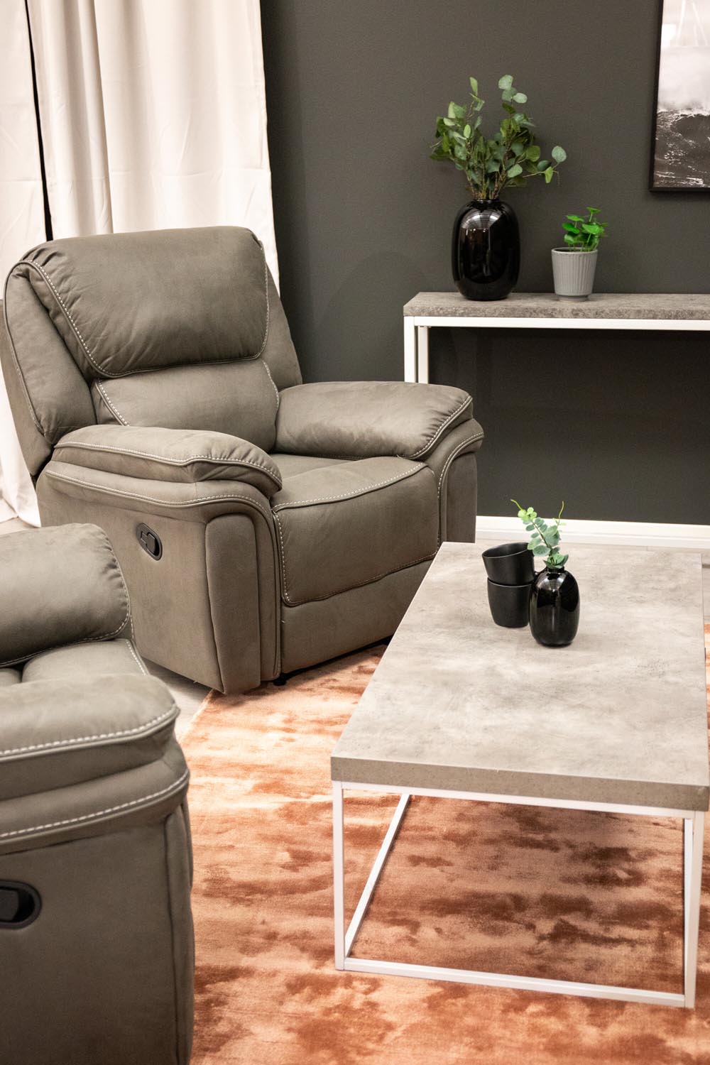 Saranda Sessel in Grau präsentiert im Onlineshop von KAQTU Design AG. Sessel mit Armlehnen ist von Venture Home