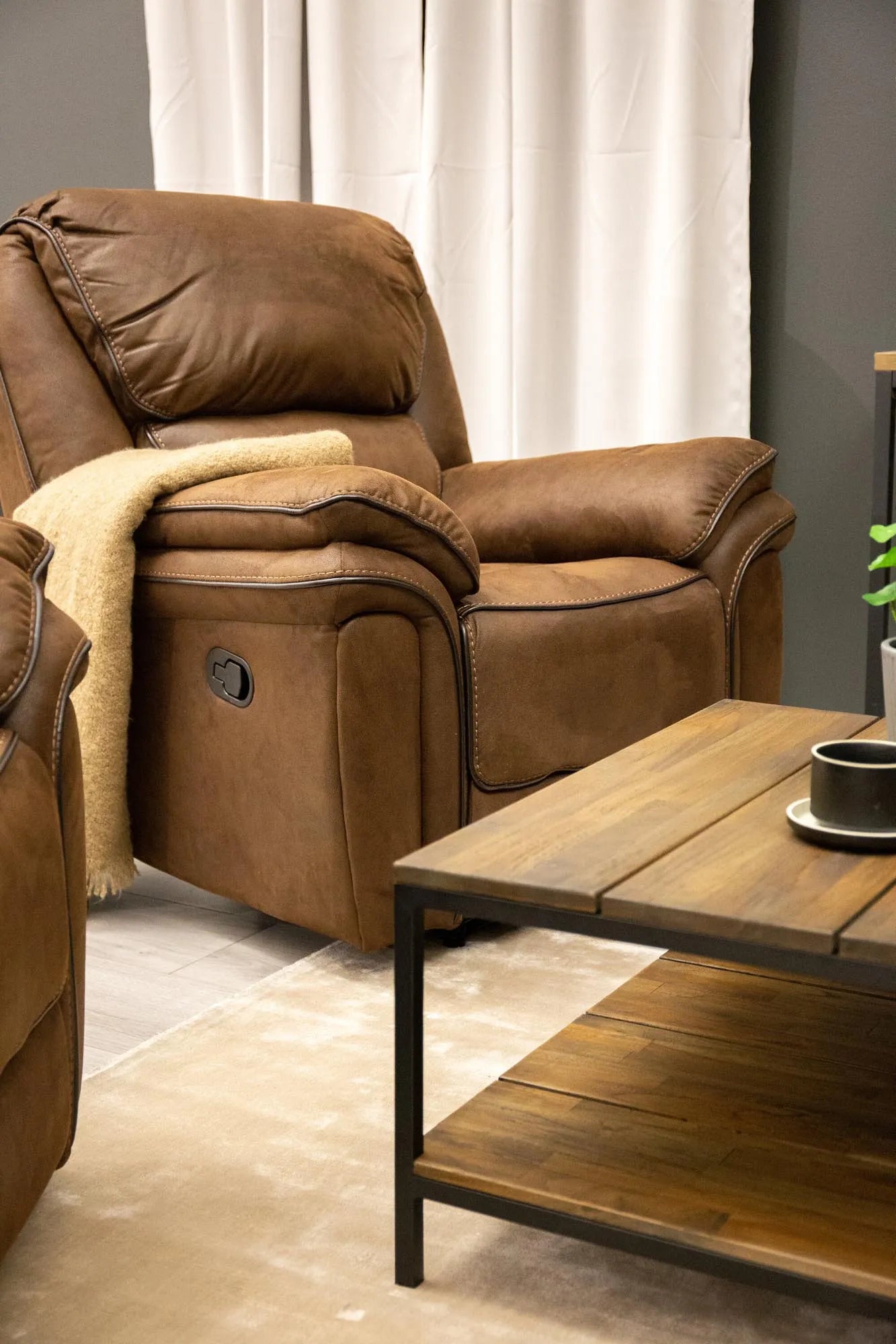 Komfortabler Saranda Sessel von Venture Home in zeitlosem Design.