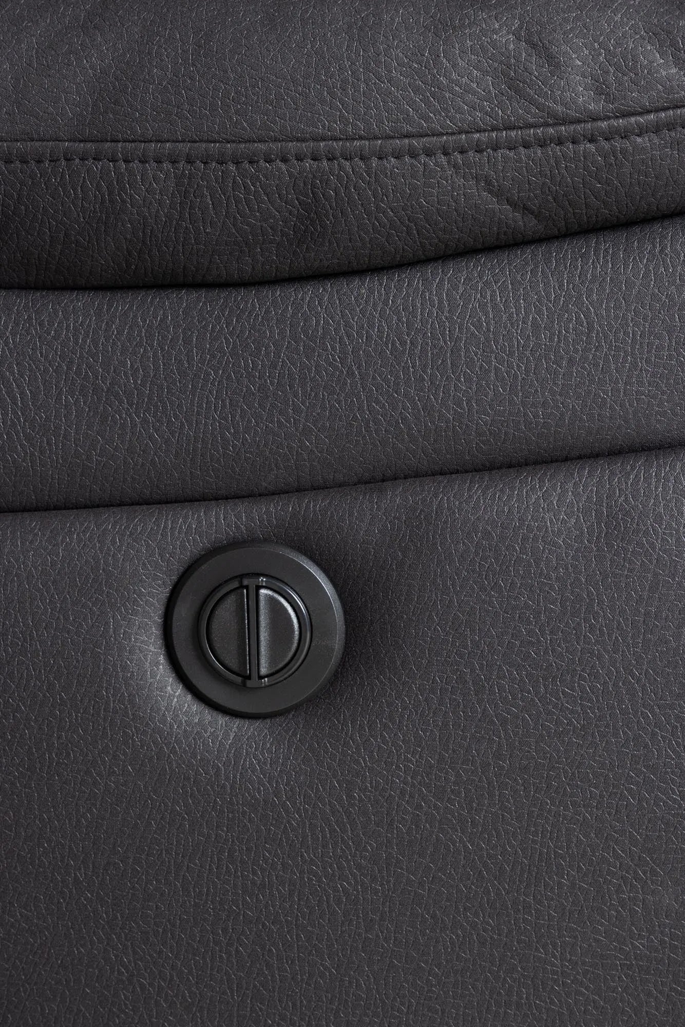 Komfortabler Singapore Armchair von Venture Home für urbanes Flair.