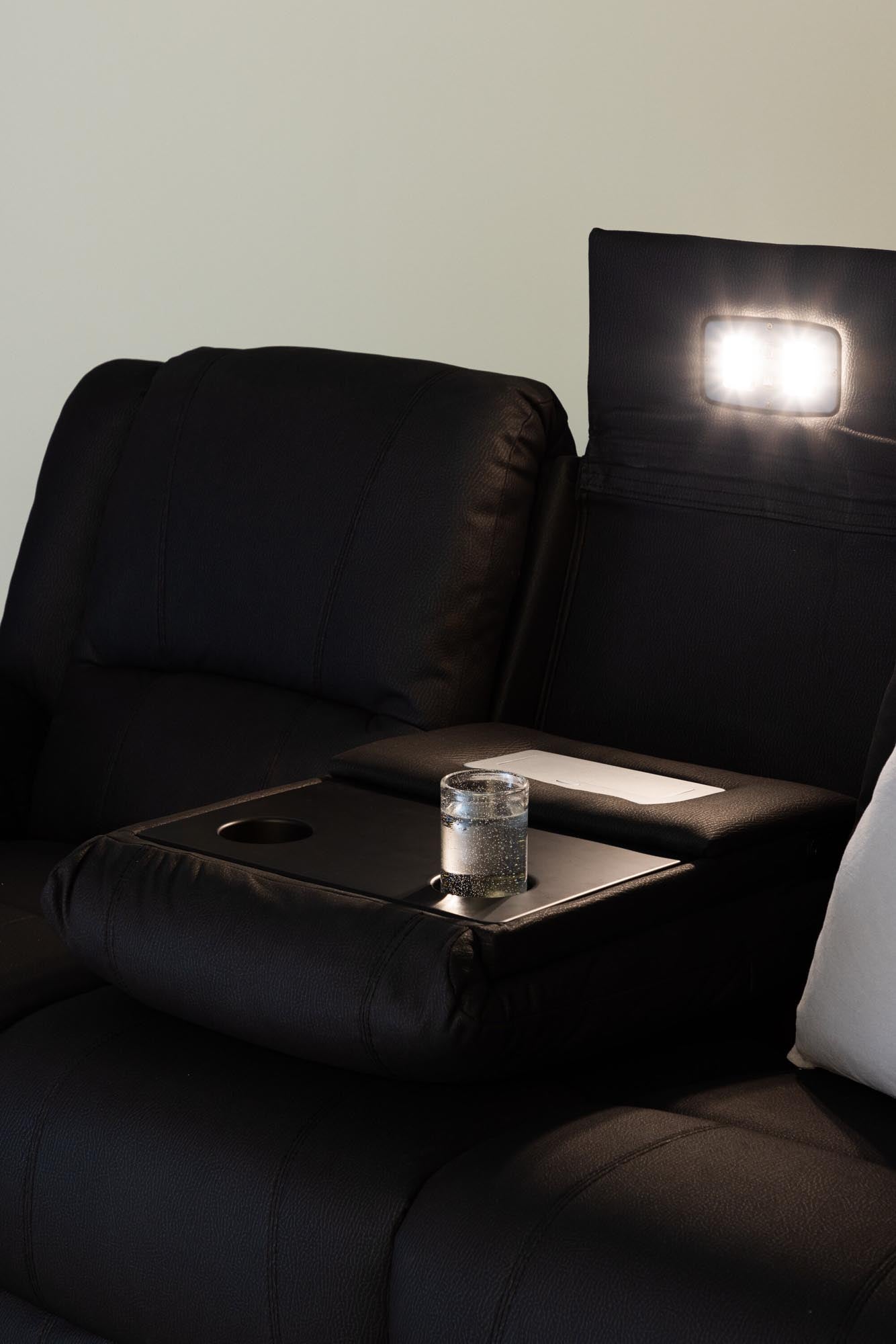 Stilvolles Singapore Sofa von Venture Home für urbanen Komfort.