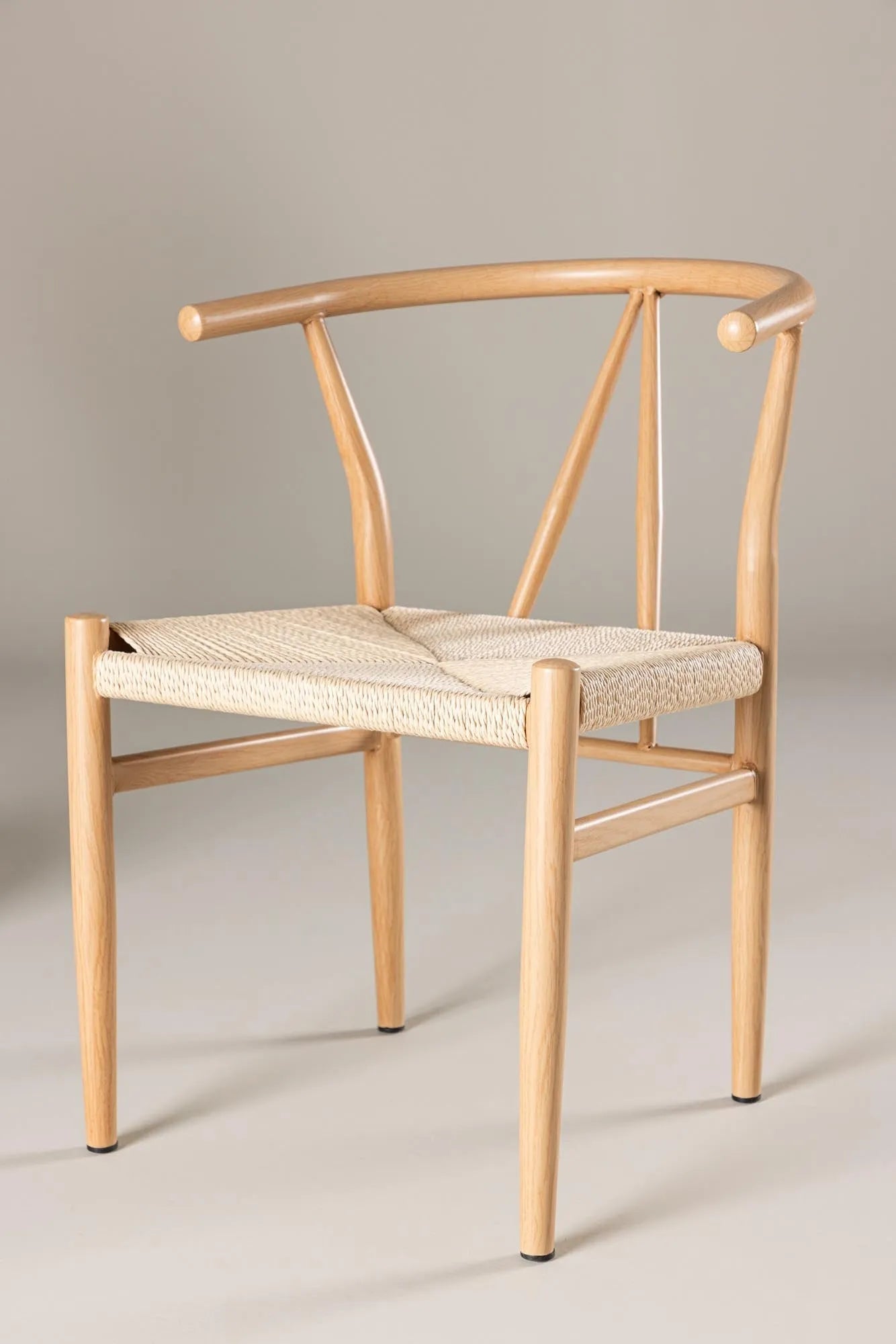Alfons-Stuhl: Modernes Rattan-Design mit Stahlbeinen für stilvolle Gemütlichkeit.