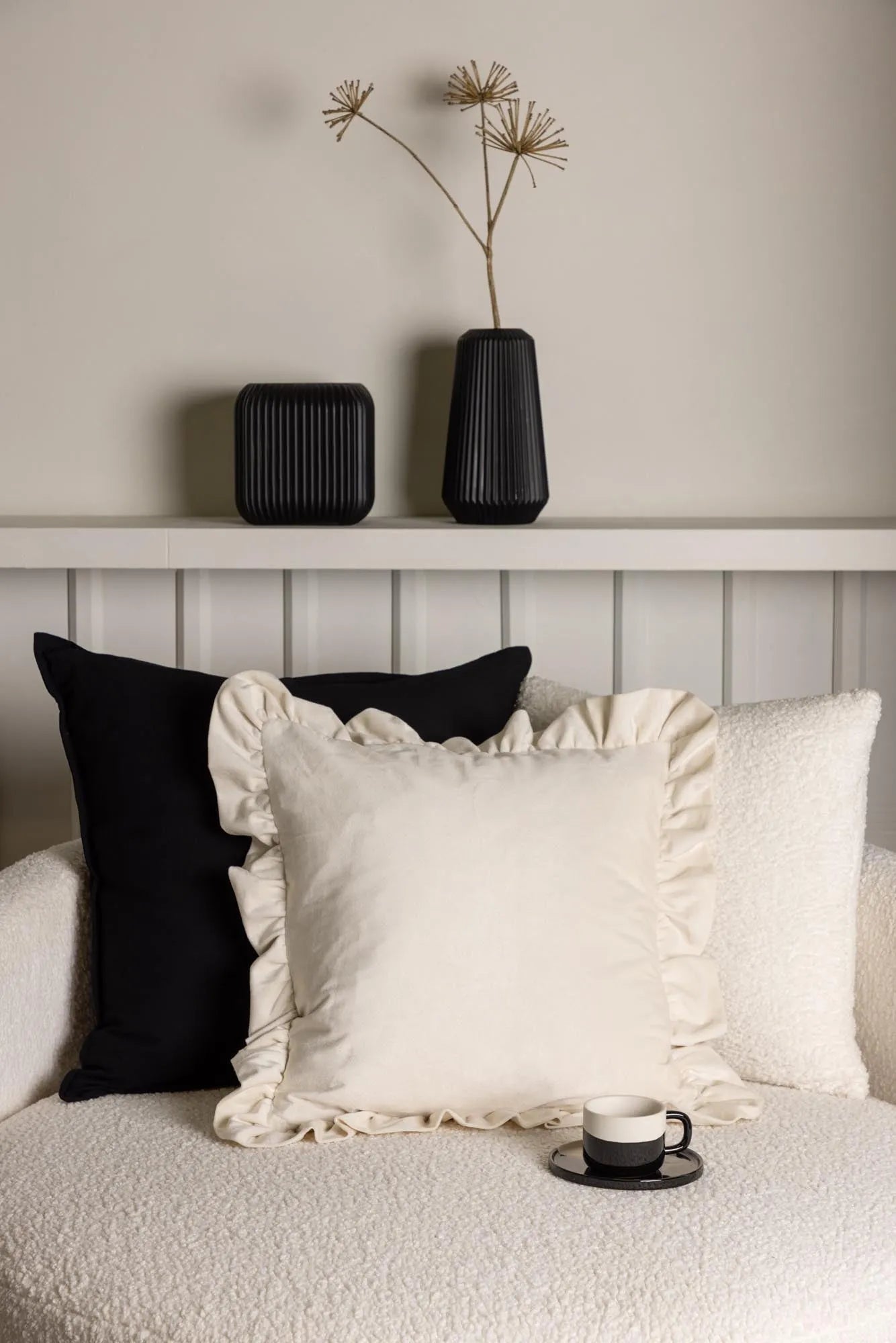 Luxuriöser Hailey Kissenbezug von Venture Home in sanftem Beige.