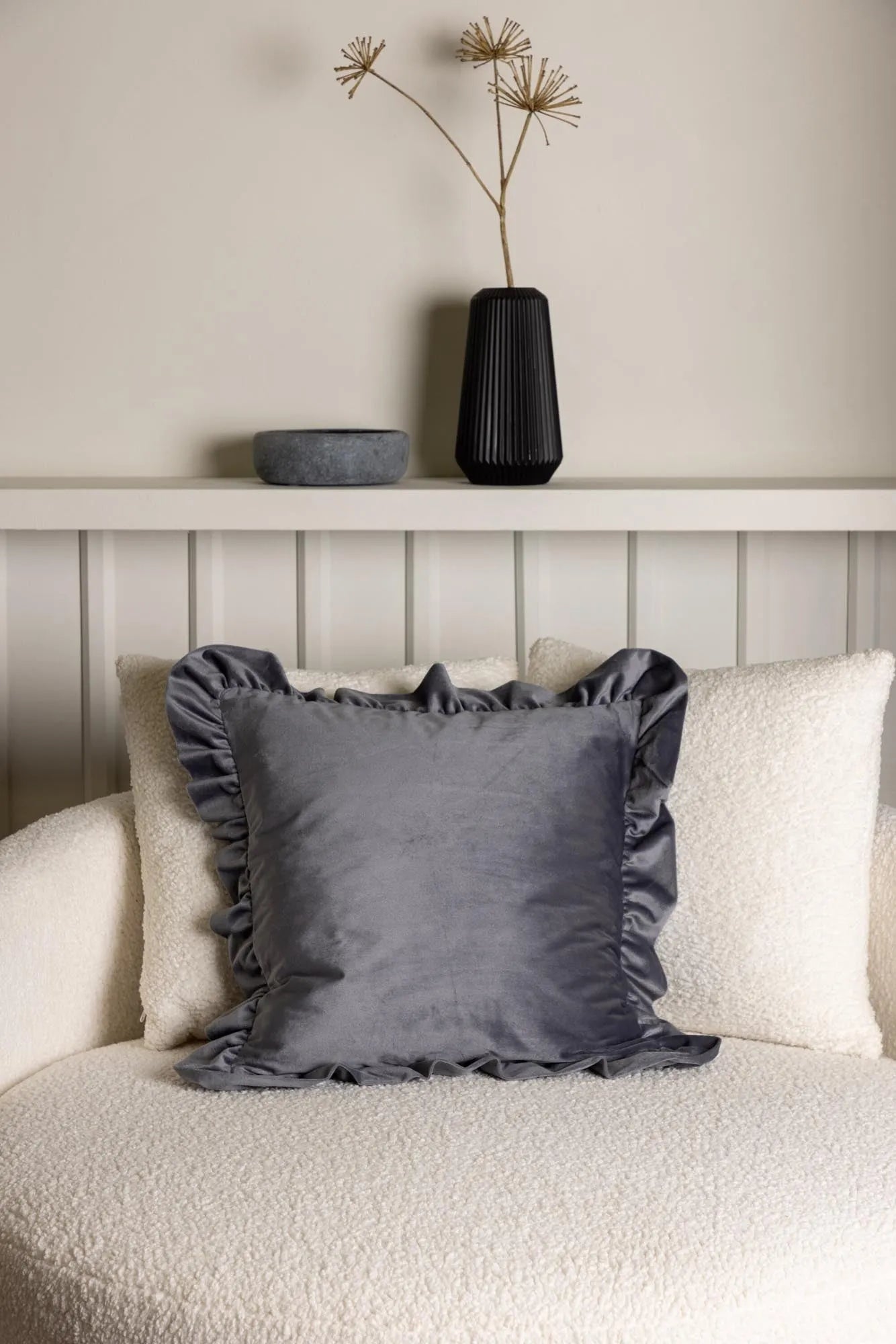Eleganter Hailey Kissenbezug von Venture Home in zartem Beige.