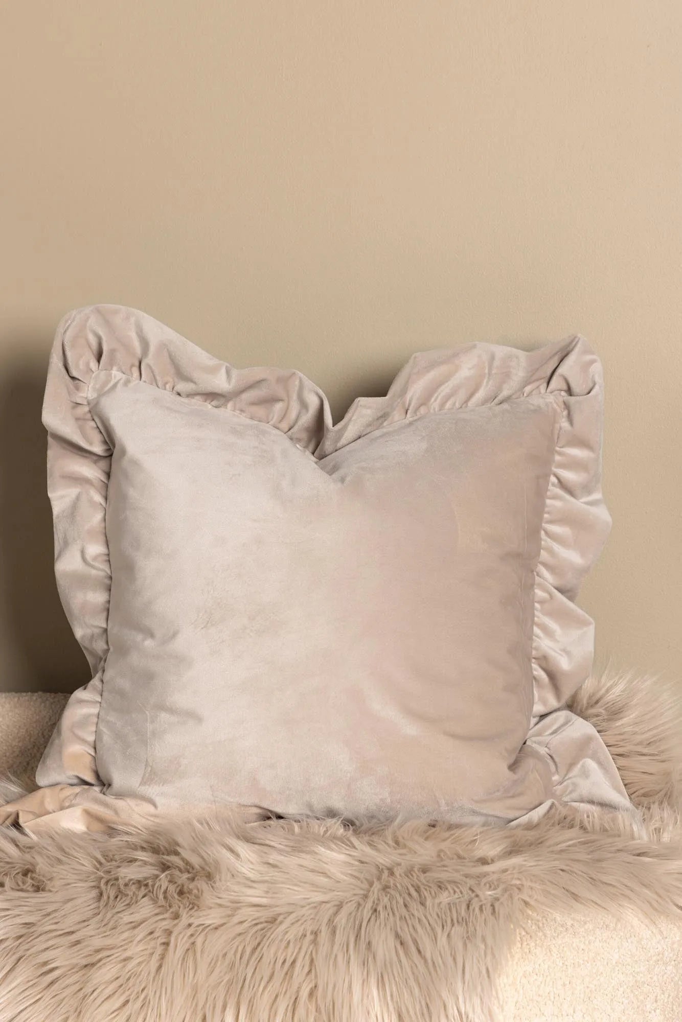 Eleganter Hailey Kissenbezug von Venture Home in zartem Beige.