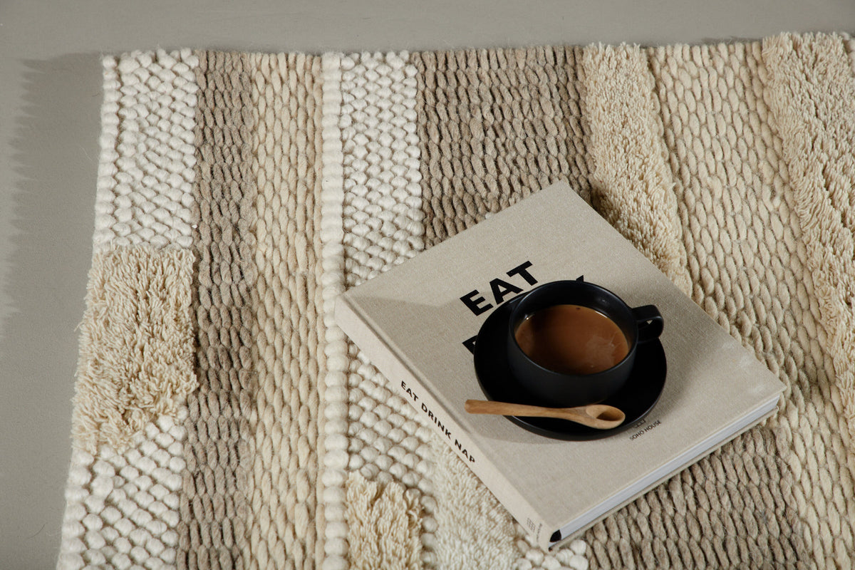 Sixteen Teppich in Beige präsentiert im Onlineshop von KAQTU Design AG. Teppich ist von Venture Home