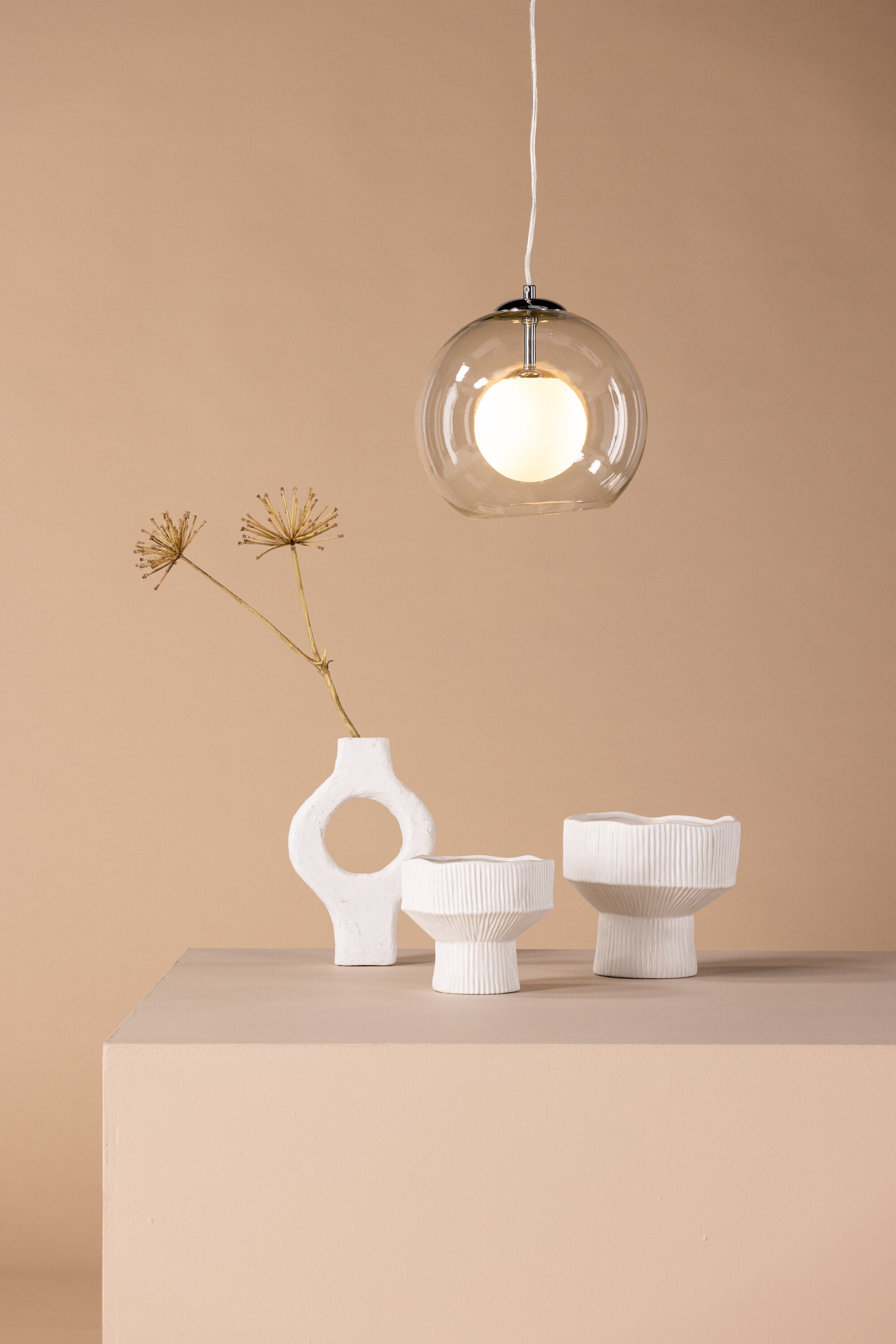 Roche Pendelleuchte in Grau präsentiert im Onlineshop von KAQTU Design AG. Pendelleuchte ist von Venture Home