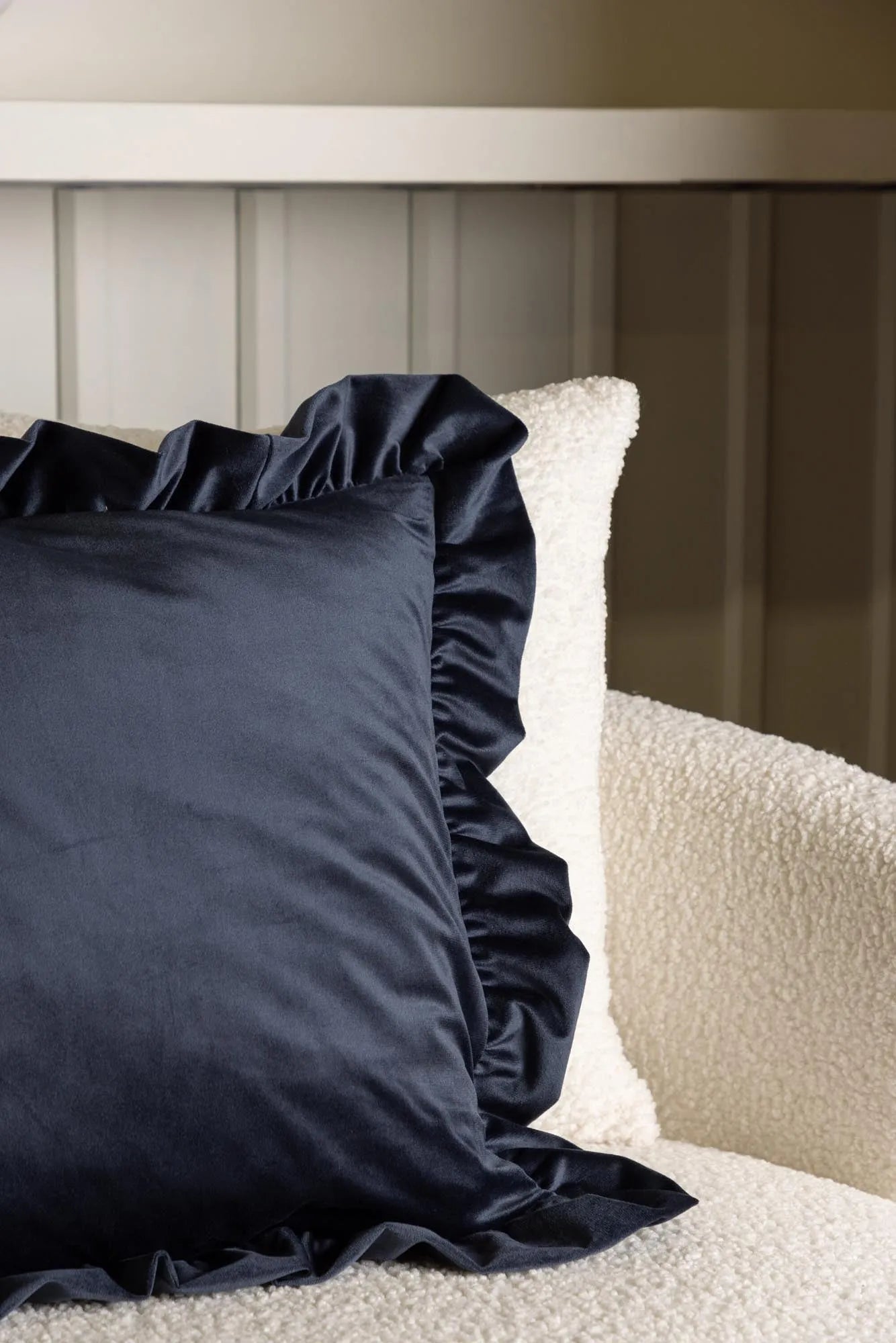 Eleganter Hailey Kissenbezug von Venture Home in zartem Beige.